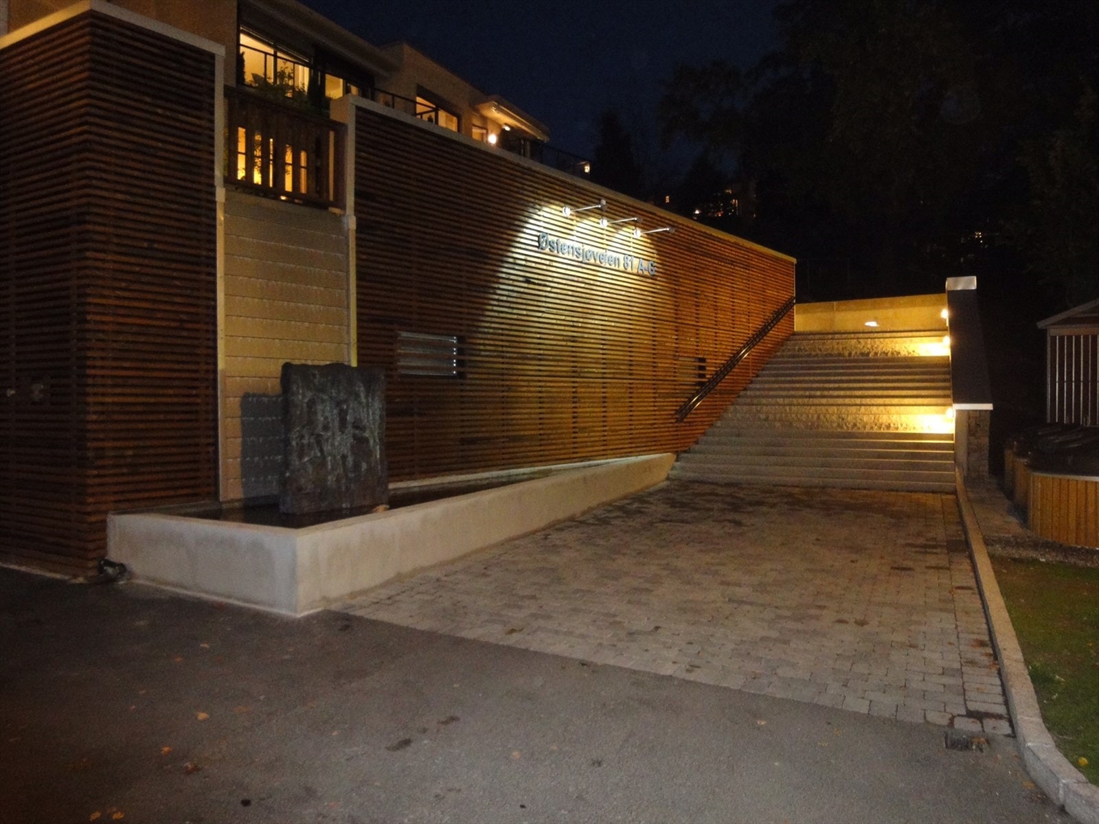 Leiligheten ligger attraktivt til på Christinedal i bydel Østensjø, og kombinerer det beste av både urbane fasiliteter og landlige omgivelser. Galleribilde