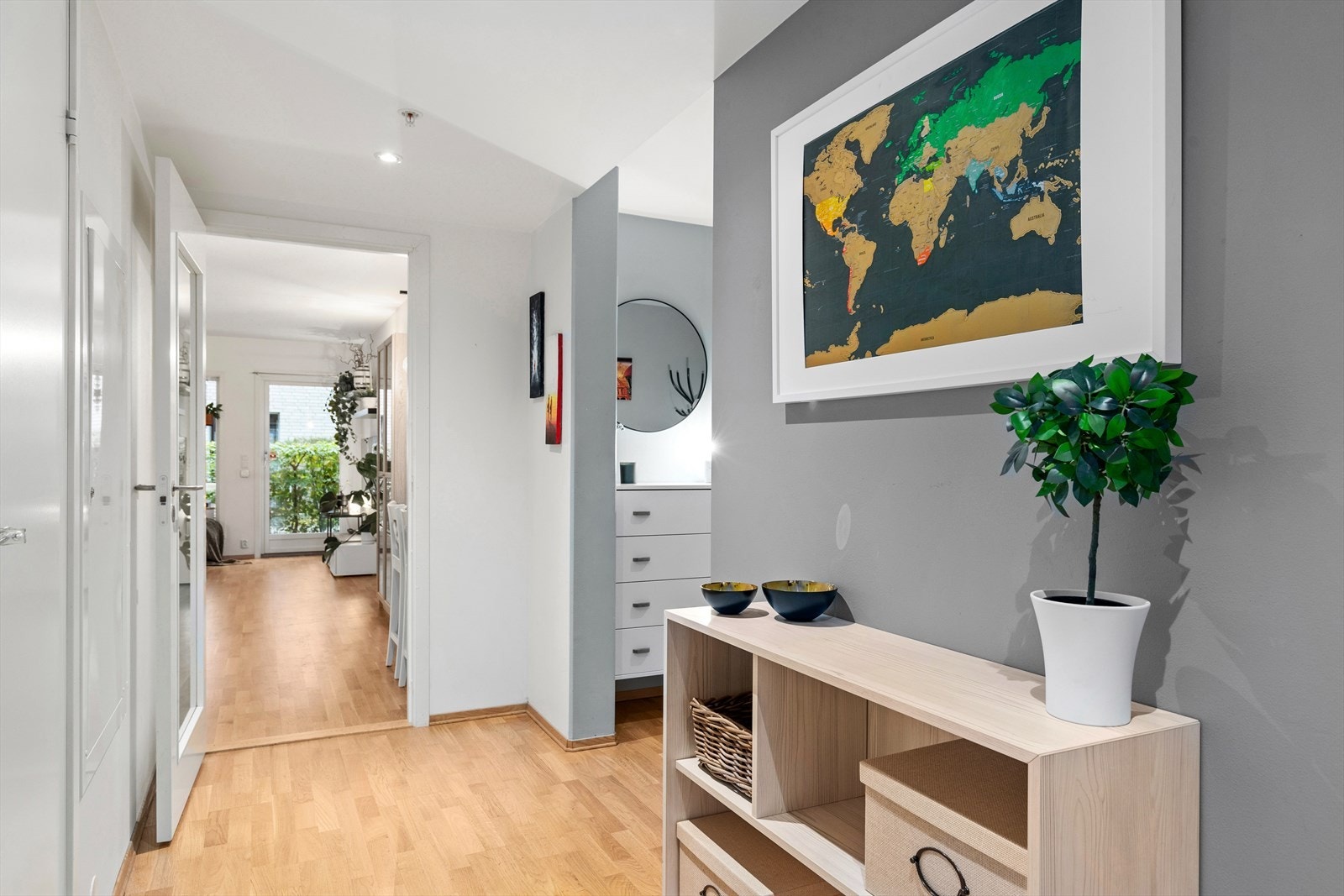 Praktisk gang med en elegant glassdør skiller gangen fra stuen. Galleribilde