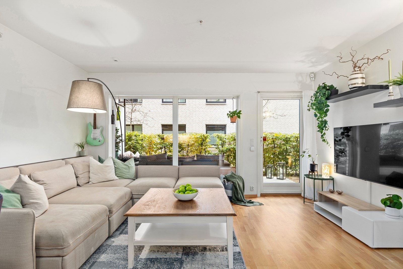 Stuen er lys og pen med store vindusflater Galleribilde