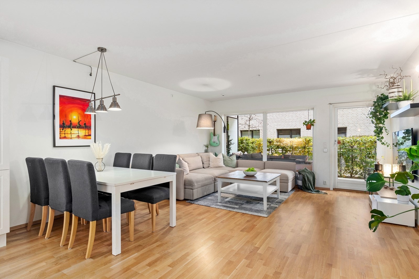 Den romslig stuen har god plass til sofagruppe og spisestue Galleribilde