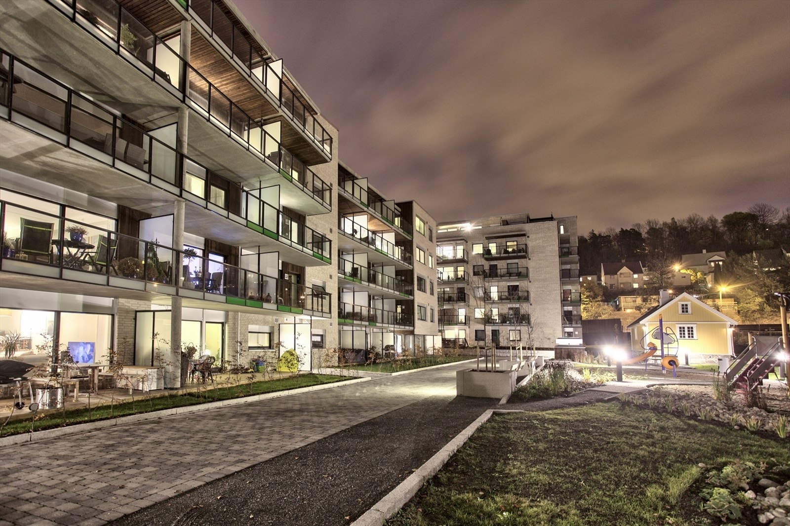 Sameiet Mølledammen, i bydel Østensjø, ble ferdigstilt sommeren 2013 av utbygger Schage Eiendom AS og entreprenør AS Ingeniør Gunnar M Backe. Sameiet består av 112 leiligheter fordelt på 3 hus; Damhuset, Bekkhuset og Hagehuset. Galleribilde