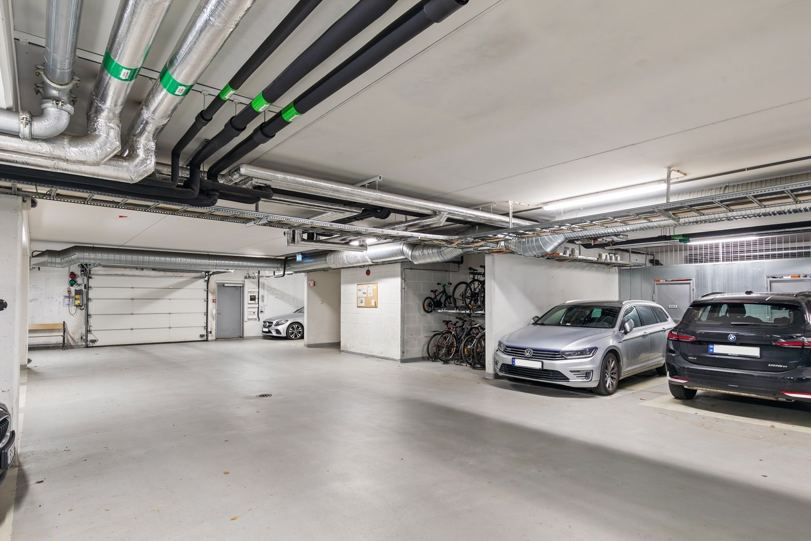 Garasjeplass i felles lukket garasjeanlegg følger seksjonen. Plass nr. 0103-A Galleribilde