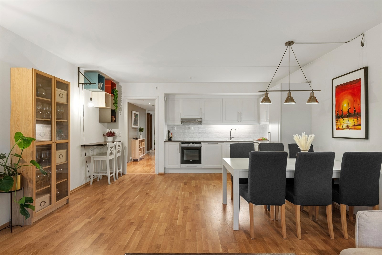 Spisestue og kjøkken. Kjøkkenet har arbeidsvennlige løsninger og innredningen god oppbevaringsplass. Galleribilde