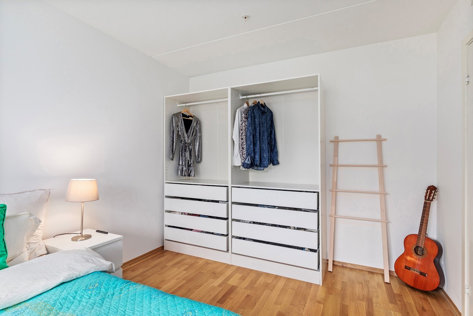 Det er plass til ytterligere garderobeskap for den som ønsker dette. Galleribilde