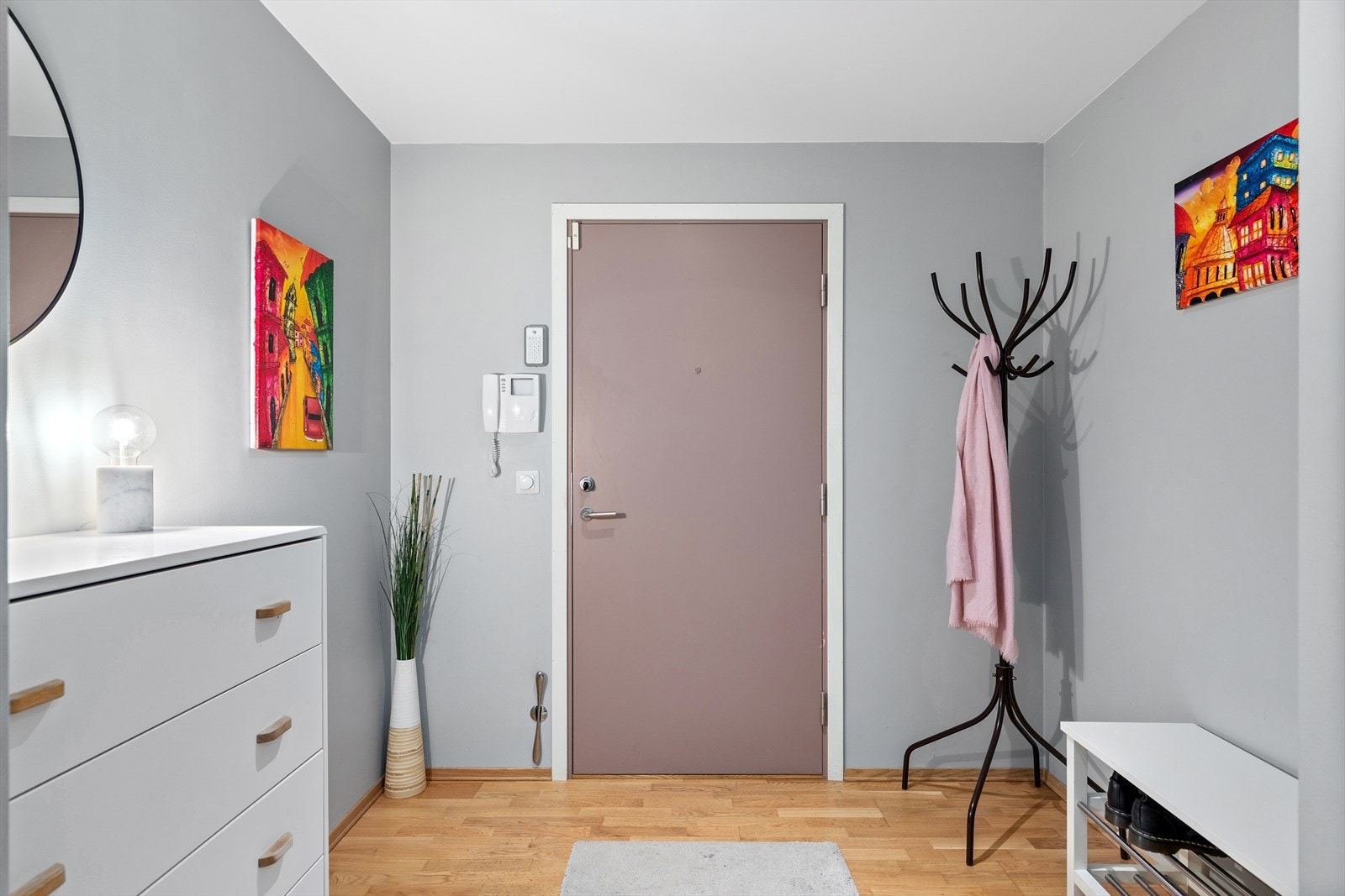 Porttelefon med monitor gir deg enkel kommunikasjon og mulighet til å slippe inn gjester. Det er plass til ytterligere mer garderobeløsning. Galleribilde