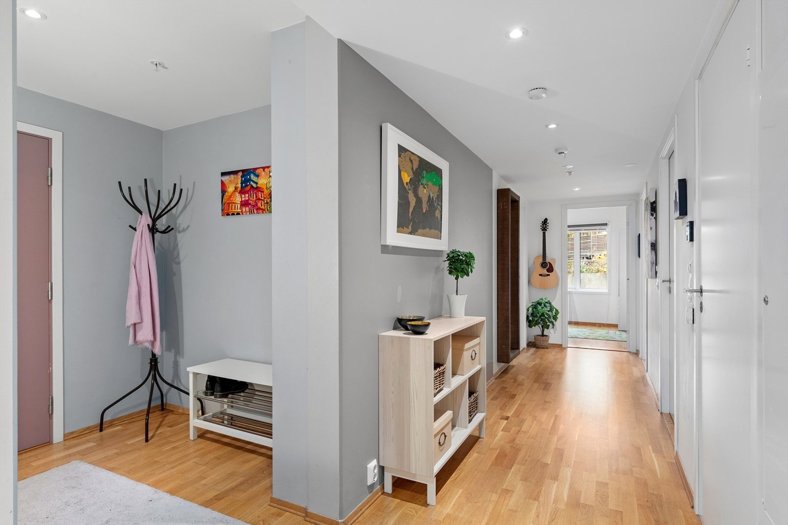 Baderommene og soverommene ligger på rekke langs gangen i den roligere delen av leiligheten, adskilt fra de sosiale områdene som stue og kjøkken. Galleribilde