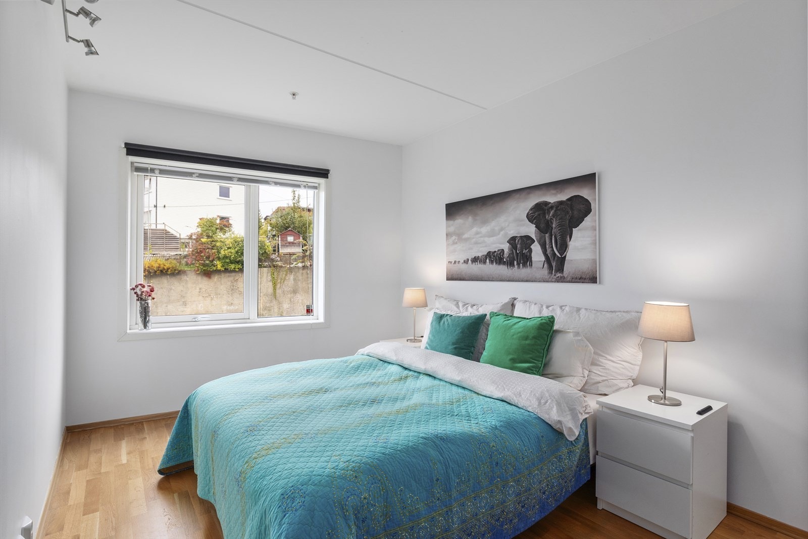 Hovedsoverommet er lyst og innbydende, og har god plass til dobbeltseng, nattbord og garderobeskap. Galleribilde