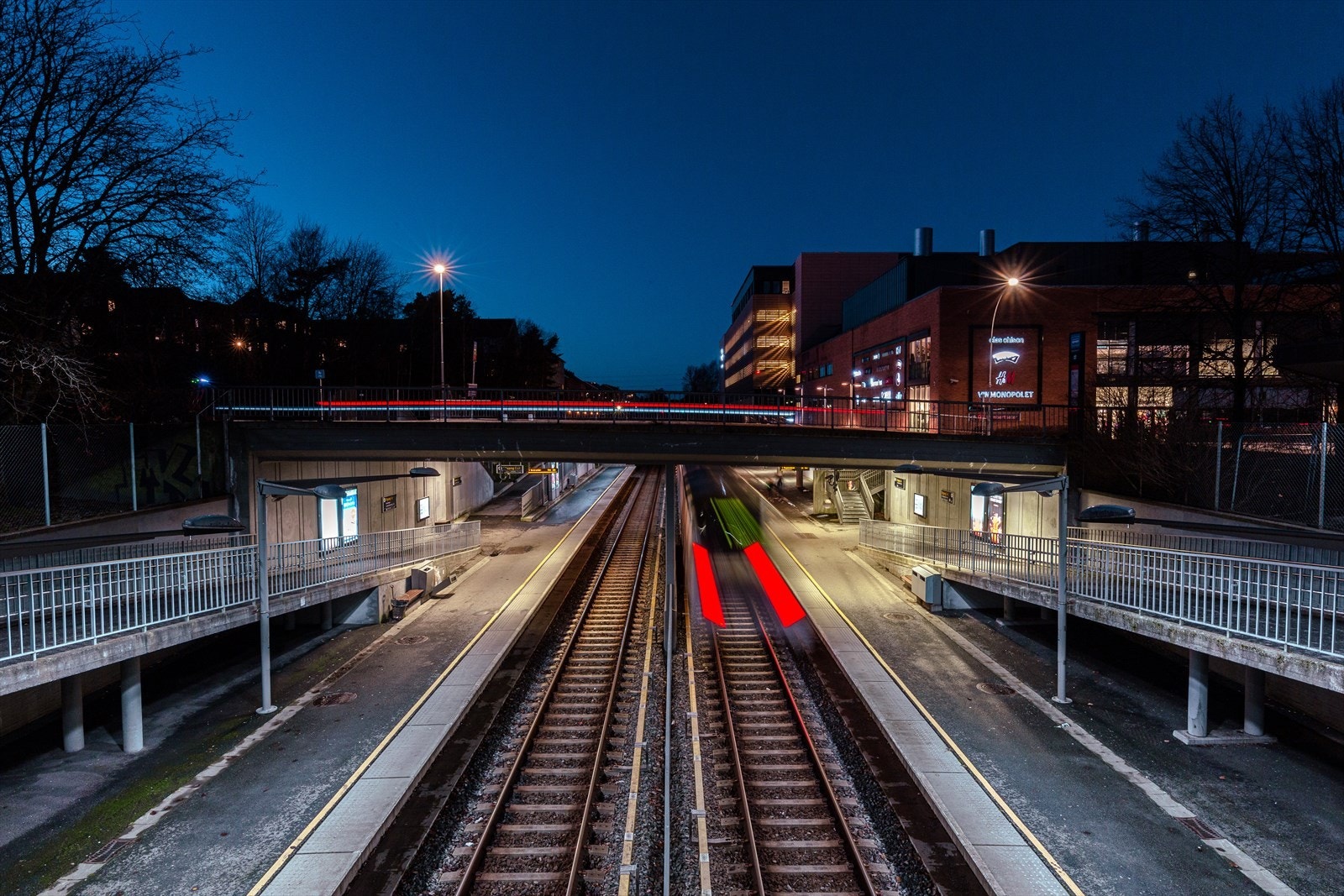 Gode kollektive muligheter med både T-banen og bussen kun 1 min unna leiligheten. Galleribilde