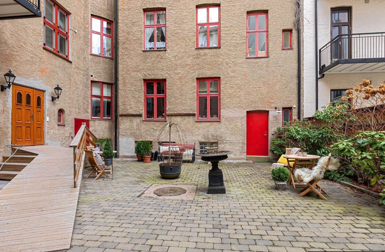 Velholdt og hyggelig indre gård Galleribilde