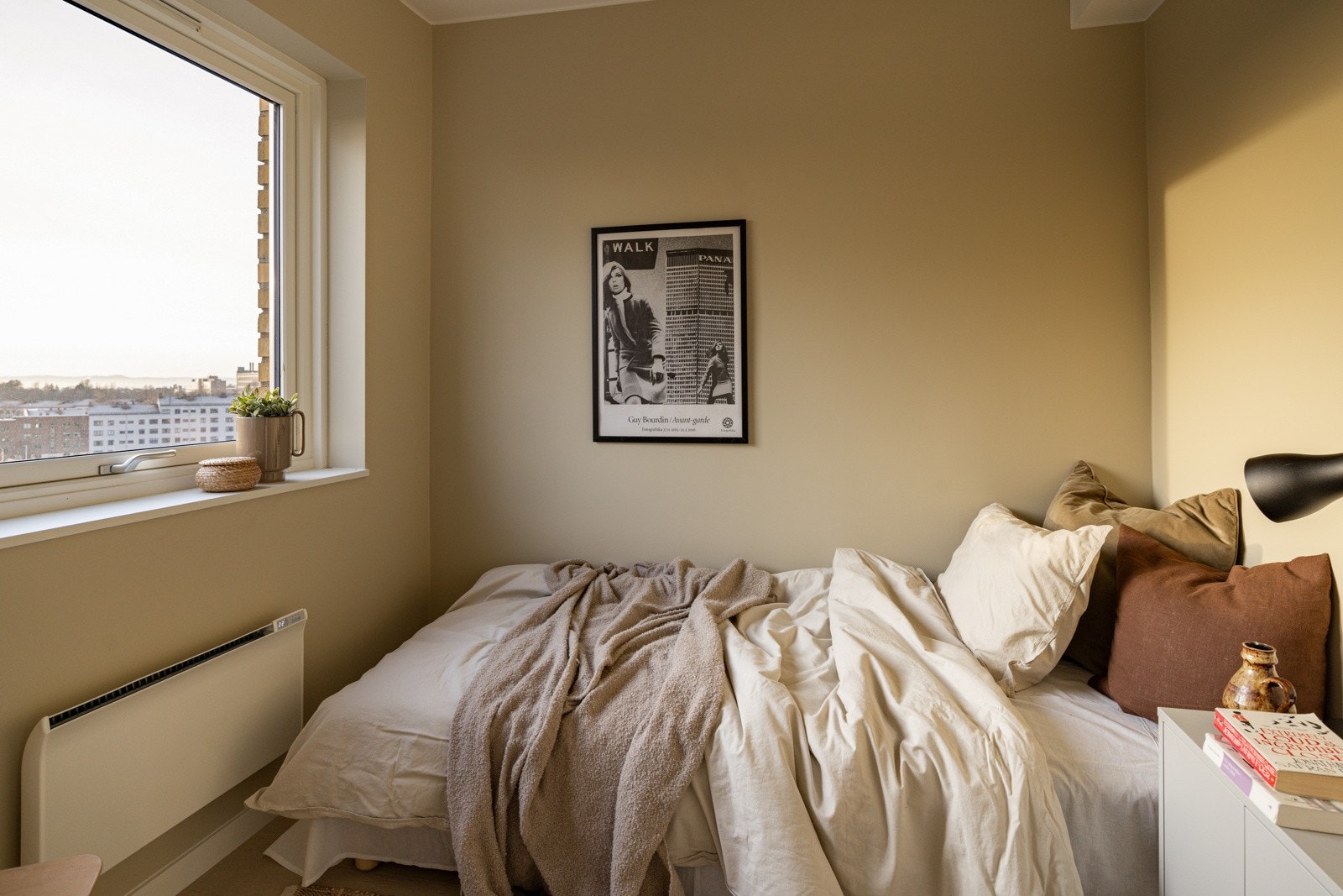 Det ene soverommet er tilknyttet stuen og har en stor vindusflate som slipper inn fint lys, samtidig som det gir en nydelig utsikt. Galleribilde