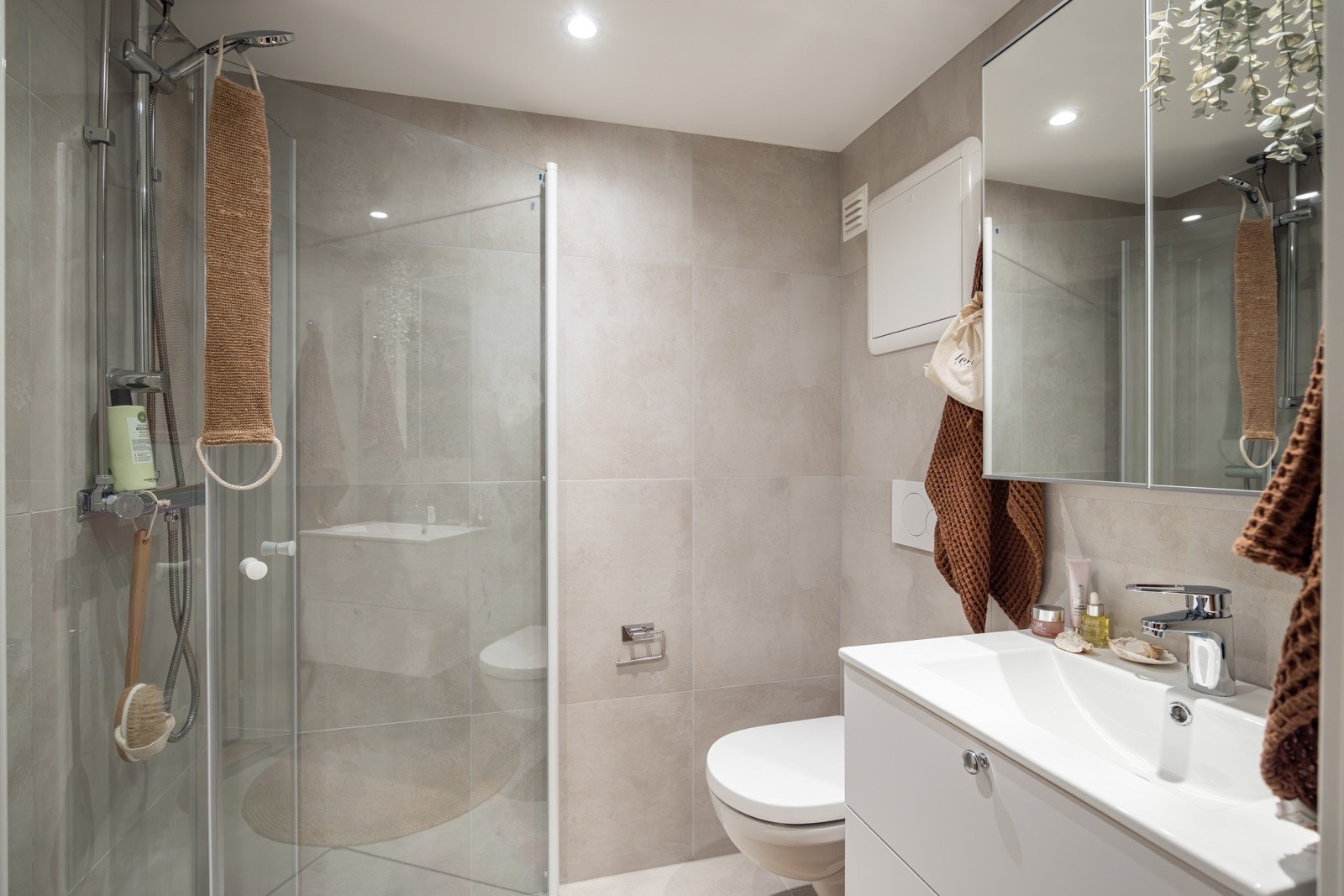 Leiligheten har et lyst og delikat flislagt baderom som ble pusset opp i 2024. Baderommet har flislagt gulv med varmekabler og fliser på veggene. Galleribilde