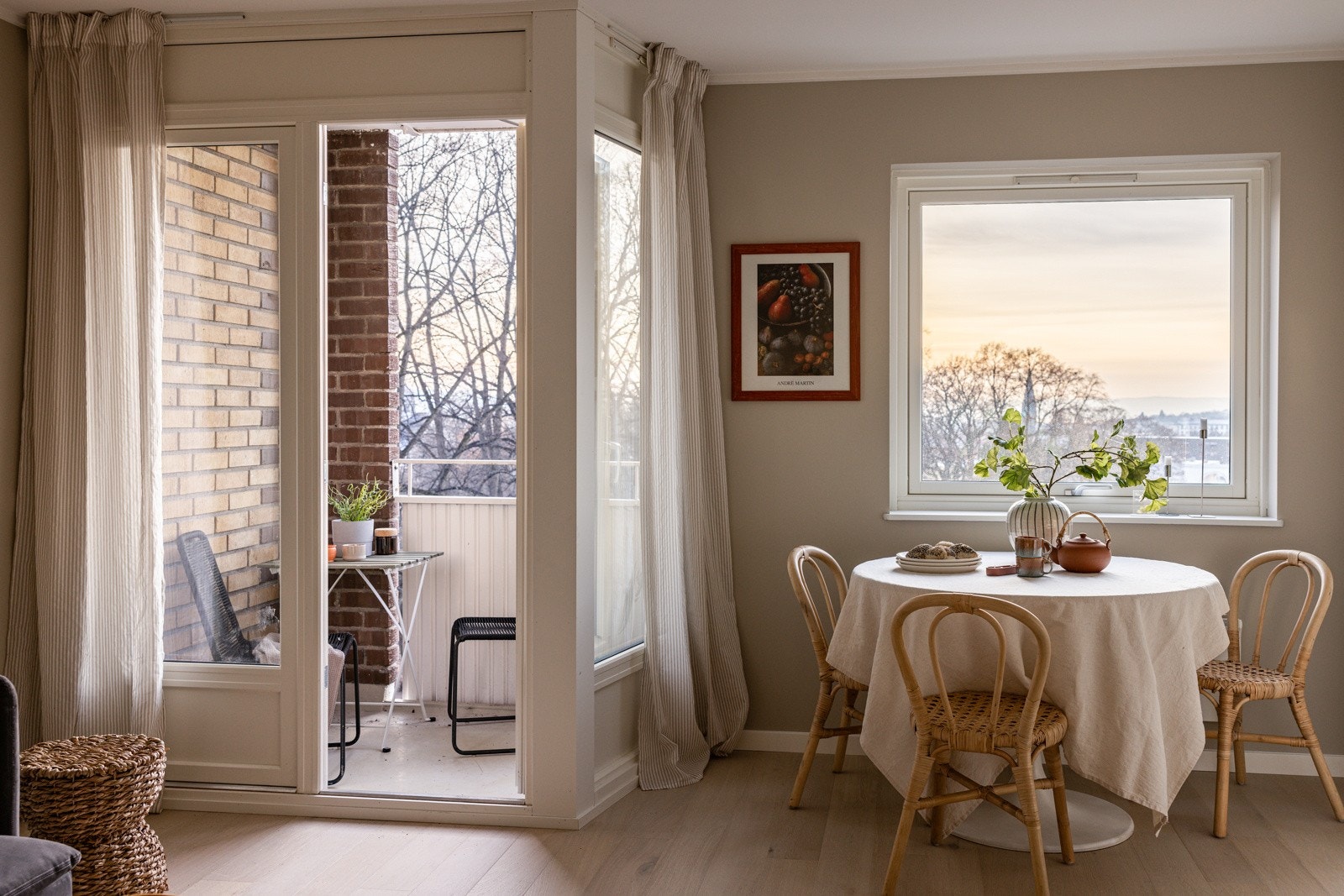 Beliggenheten i byggets 5. etasje med store vindusflater sørger for rikelig med naturlig lys, samtidig som det er lite innsyn og hyggelig utsyn. Galleribilde