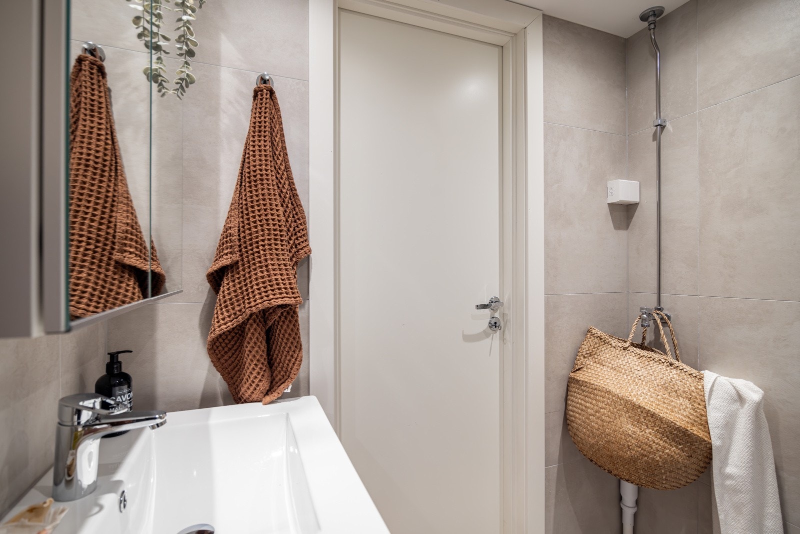 Det er plass og opplegg for vaskemaskin. Som beboer har du også tilgang til fellesvaskeri i kjelleren. Galleribilde