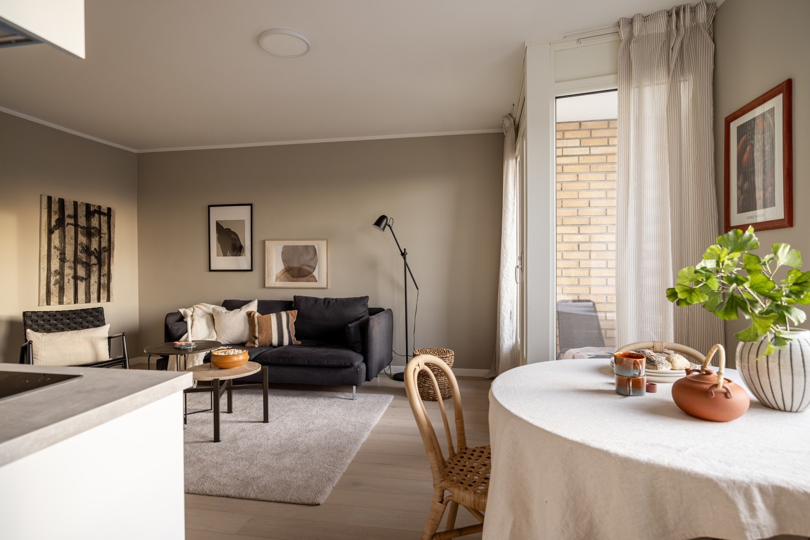 Stuen er enkel å møblere med sofagruppe med salongbord, mediemøblement og et spisebord. Bredbånd og varmtvann er inkludert i felleskostnadene. Galleribilde