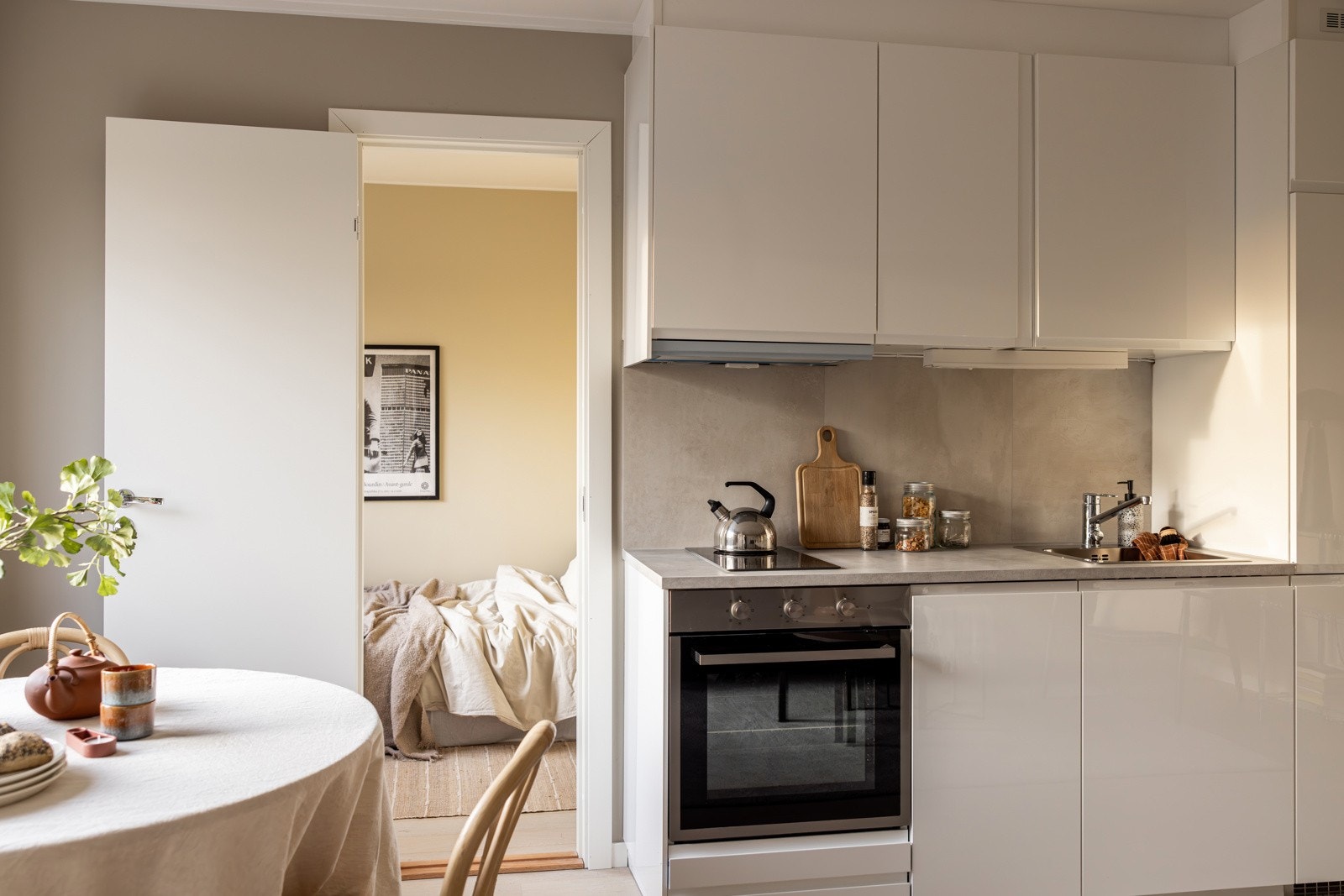 Innredningen har hvite glatte fronter med soft-close og laminert benkeplate med nedfelt oppvaskkum. Kjøkkenet er utstyrt med integrerte hvitevarer som medfølger i handelen. Galleribilde