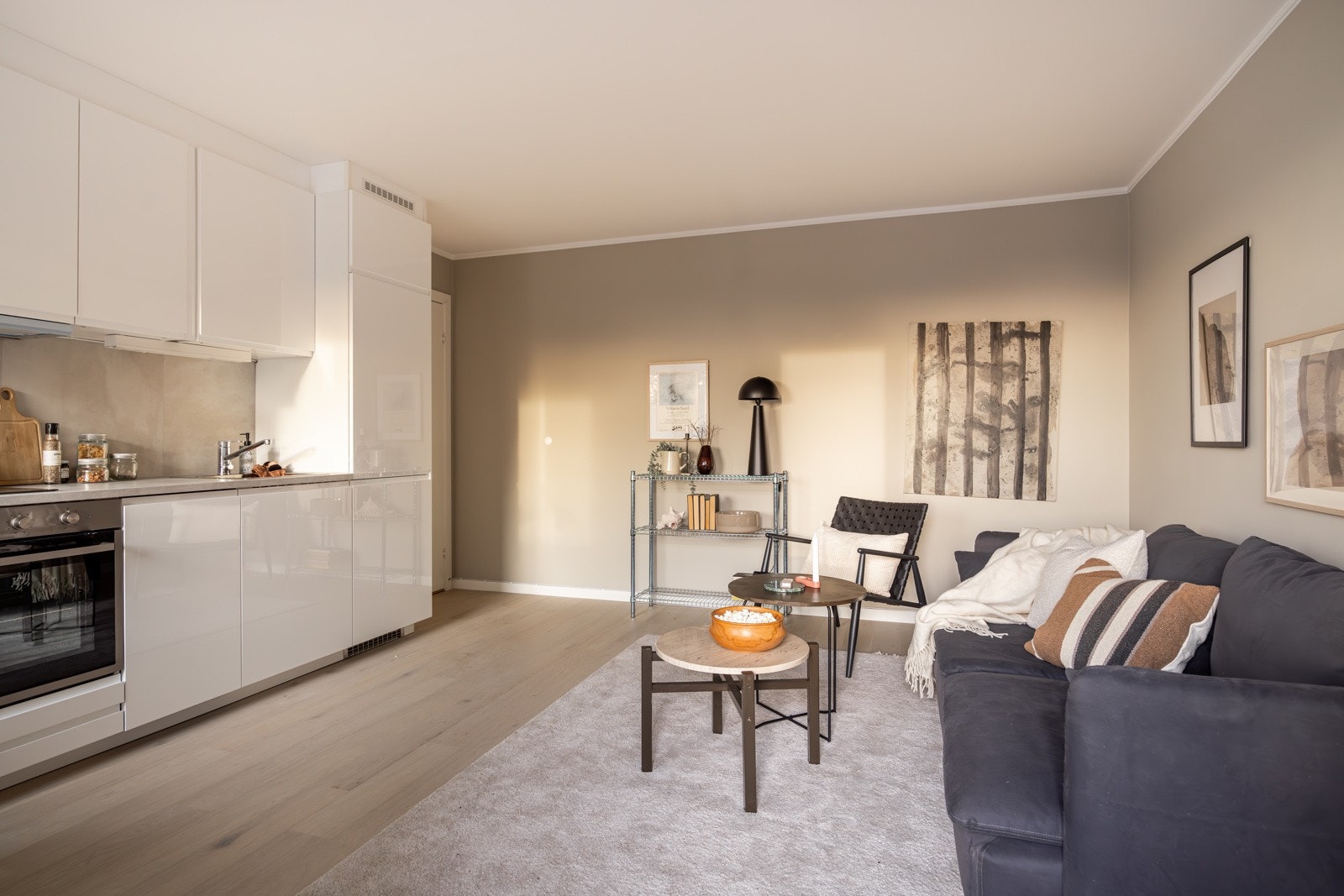 Kjøkkenet ligger i en fin og sosial åpen løsning med stuen. Galleribilde