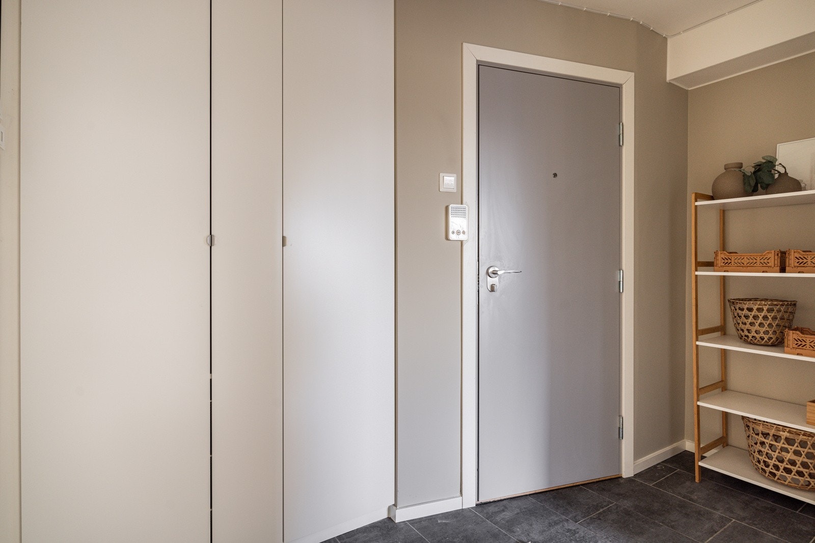 I entréen har du god plass til sko og yttertøy samt oppbevaring i medfølgende garderobeskap. Galleribilde