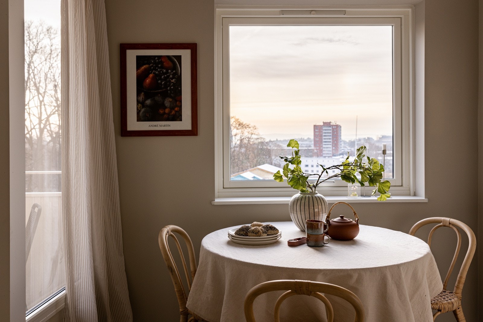 Ved vinduet har du plass til en hyggelig spisegruppe. Galleribilde