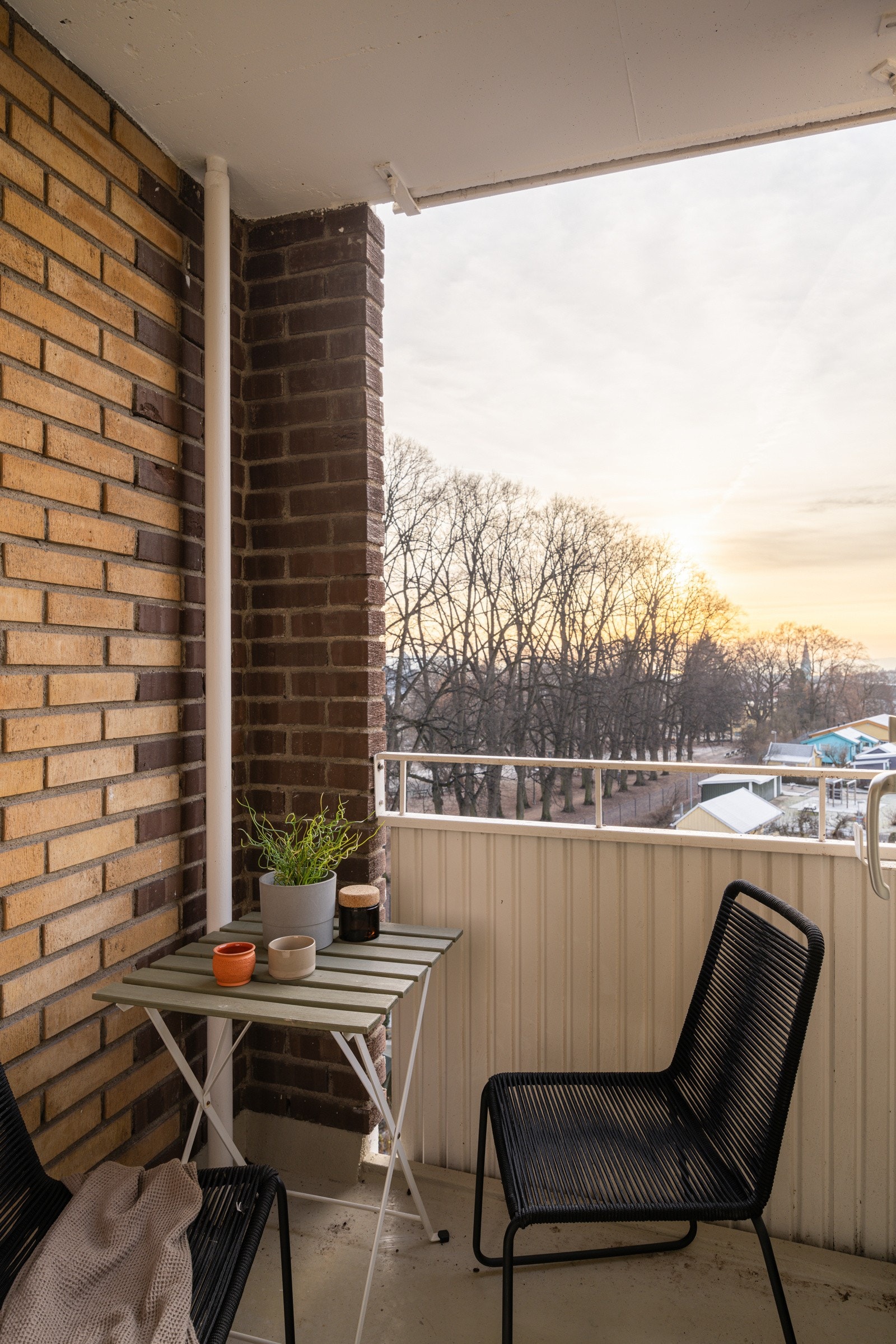 Balkongen er overbygget, har betongdekke på gulv og plass til hyggelig sittegruppe. Galleribilde