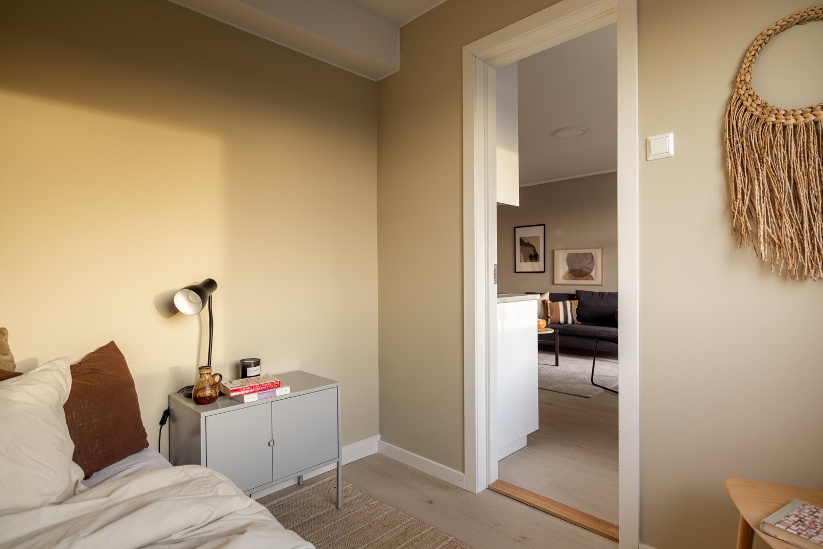 Soverommene har samme gode og moderne standard som resten av leiligheten med lys laminat på gulv og glatte lysmalte overflater. Galleribilde