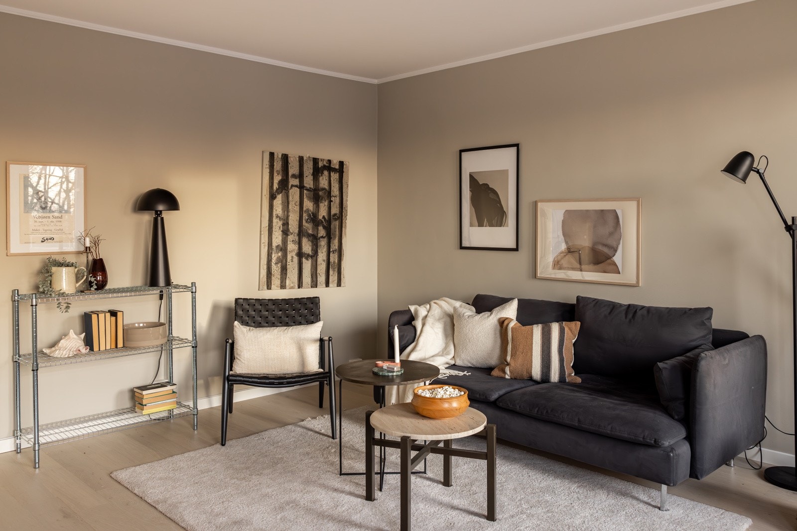 Stuen er det naturlige oppholdsrommet i leiligheten, og er et lyst og fint rom. Galleribilde