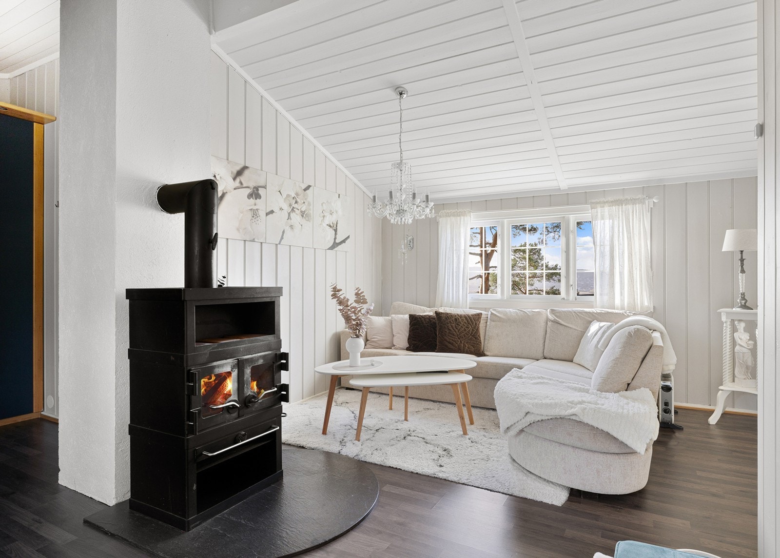 En lys og hyggelig utleiedel med stue og kjøkken i åpen løsning, samt to soverom. En vedovn som varmer godt på kalde høst- og vinterdager. Galleribilde