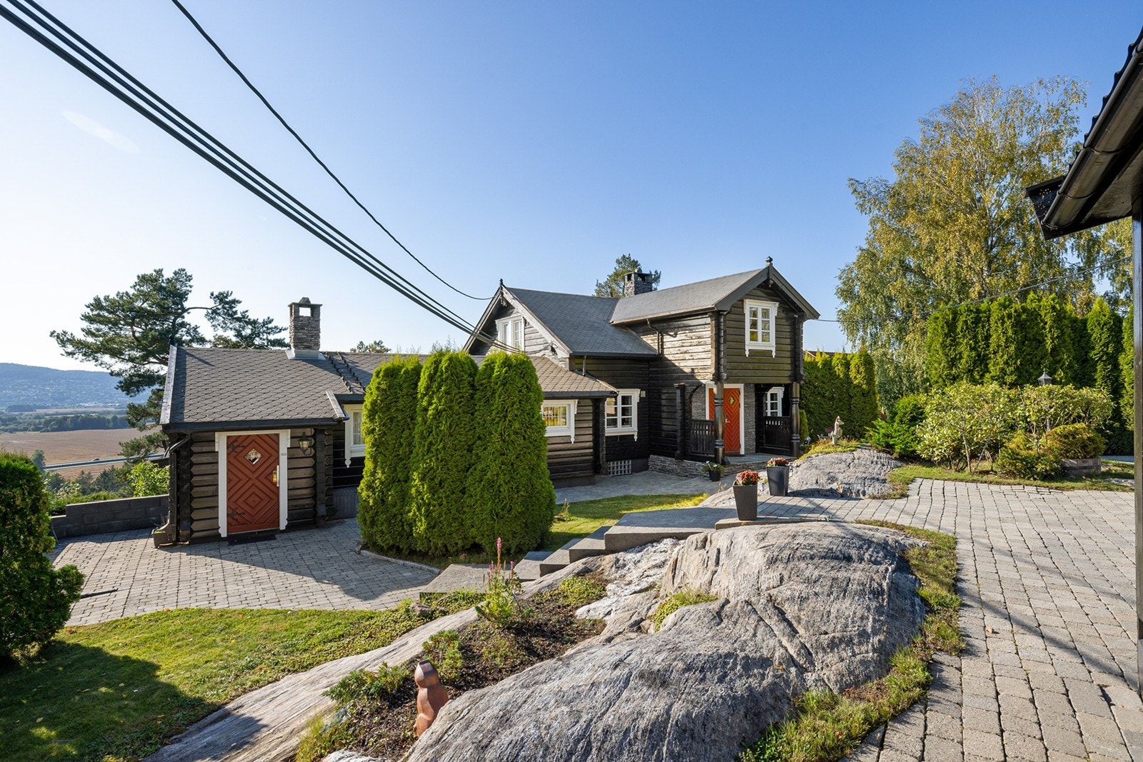 En sjarmerende og unik enebolig med to utleiedeler som er både innholdsrik og gjennomtenkt - et perfekt hjem for familien. Galleribilde