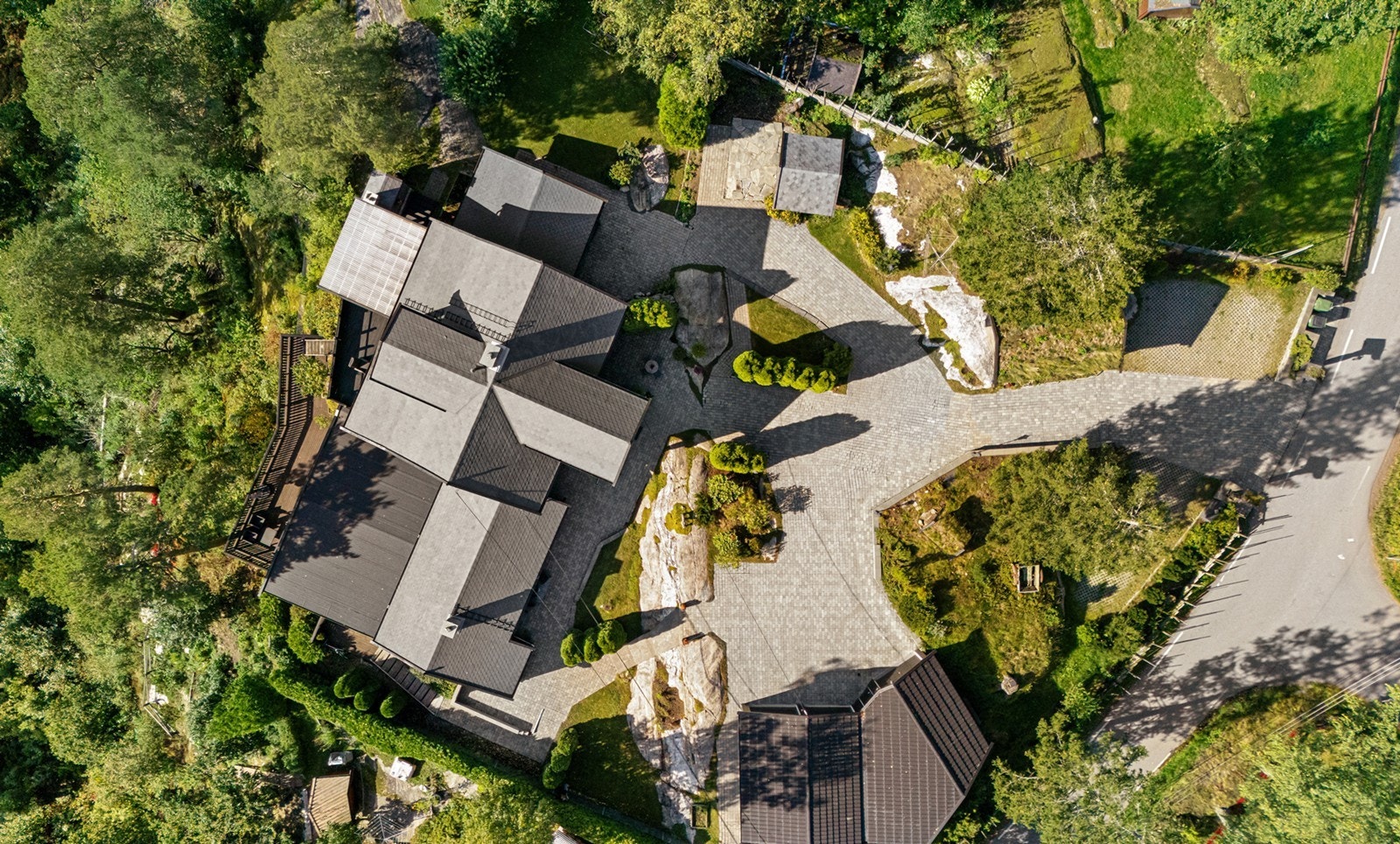 Eiendommen ligger høyt i terrenget i et stille og rolig område. Tomten er på hele 1866,4 kvm. Galleribilde