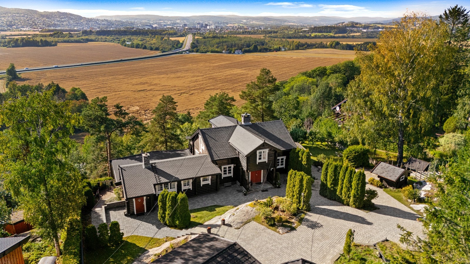 Notar Romerike v/ Edvard Nyberg og Tobias Nysæther Gulbrandsen har gleden av å presentere Vinsnesveien 21 - boligen ligger landlig og naturskjønt til med flott utsikt over det omkringliggende landskapet og innsjøen Øyeren. Galleribilde