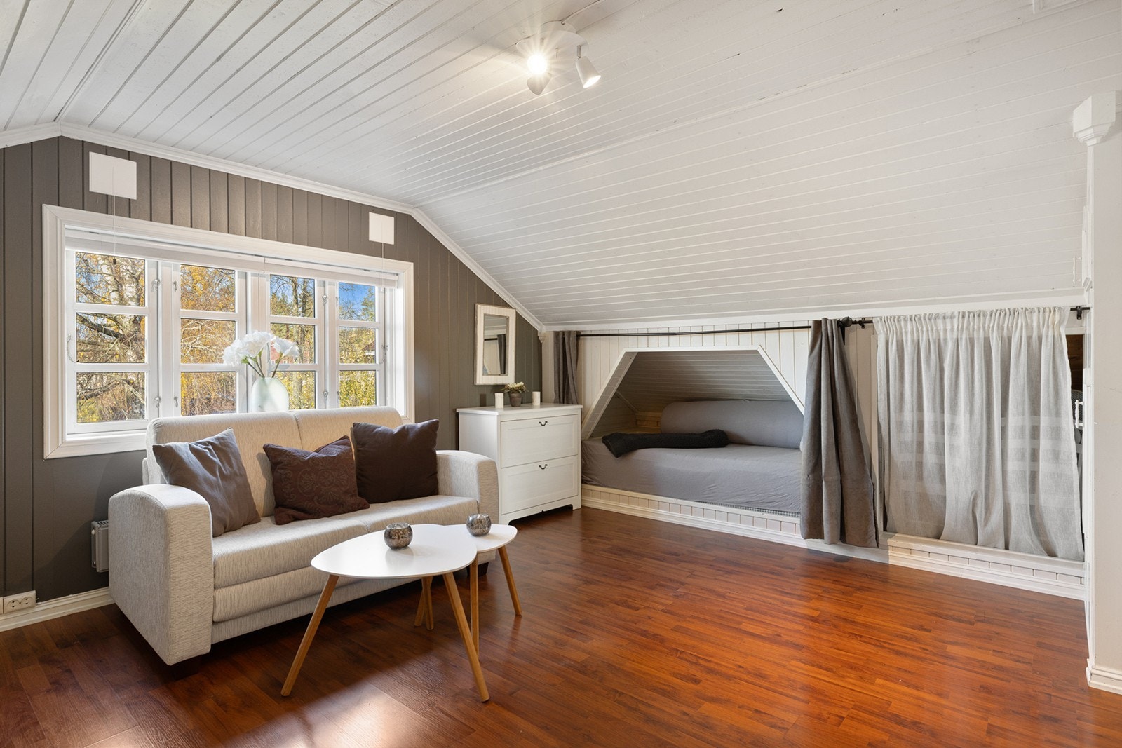 Soverom III med to innebygde senger på hver side. Kneloft for ekstra oppbevaring. Galleribilde