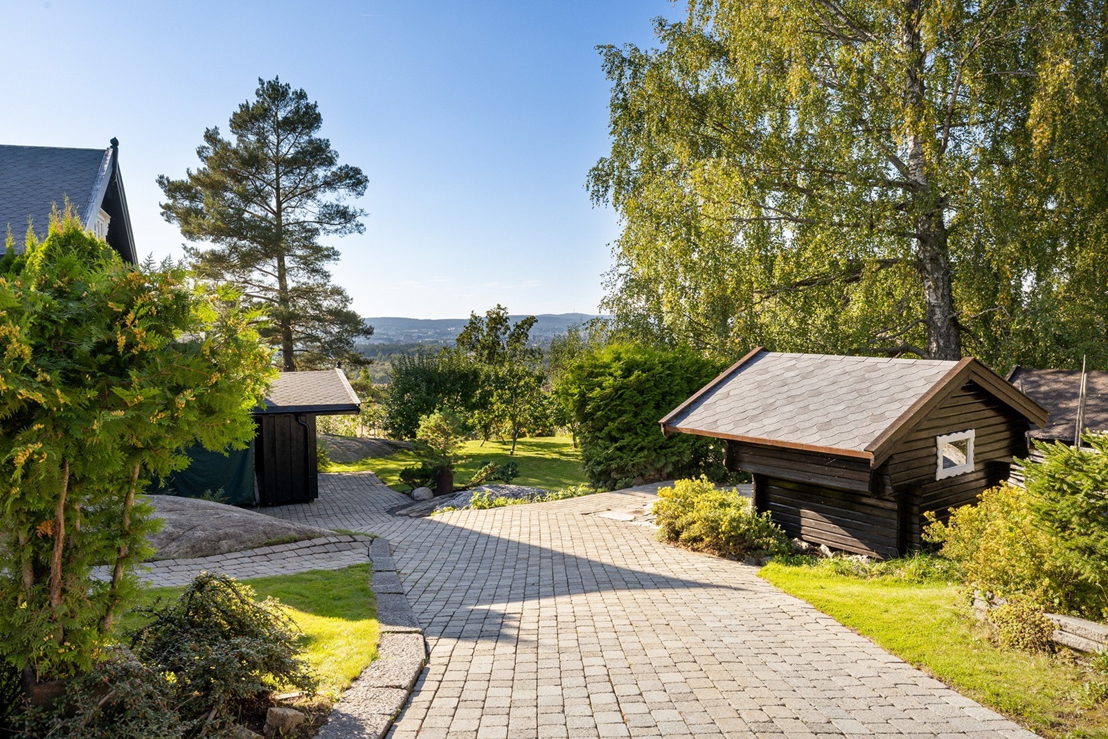 Stor naturtomt på koselig tun med steinbelagt gårdsplass Galleribilde