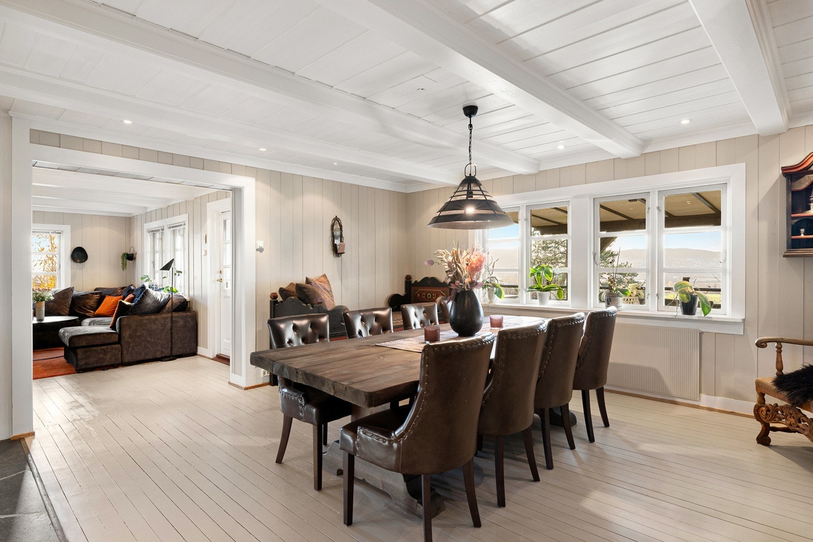 Vidstrakt utsikt fra de fleste vinduene i denne etasjen - en utsikt du ikke blir lei av. Galleribilde