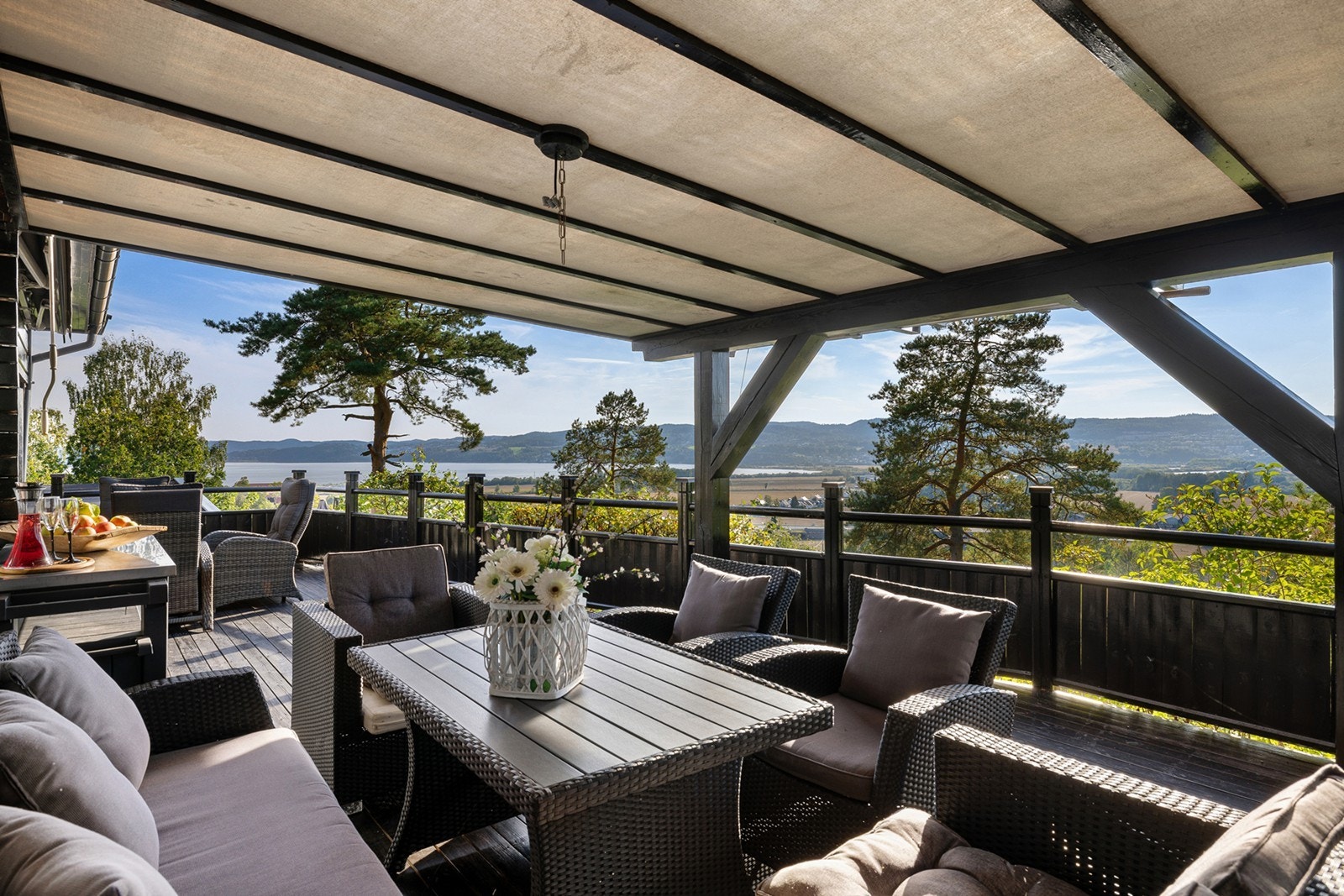 Deler av terrassen er overbygd - her kan du samle venner og familie! Galleribilde