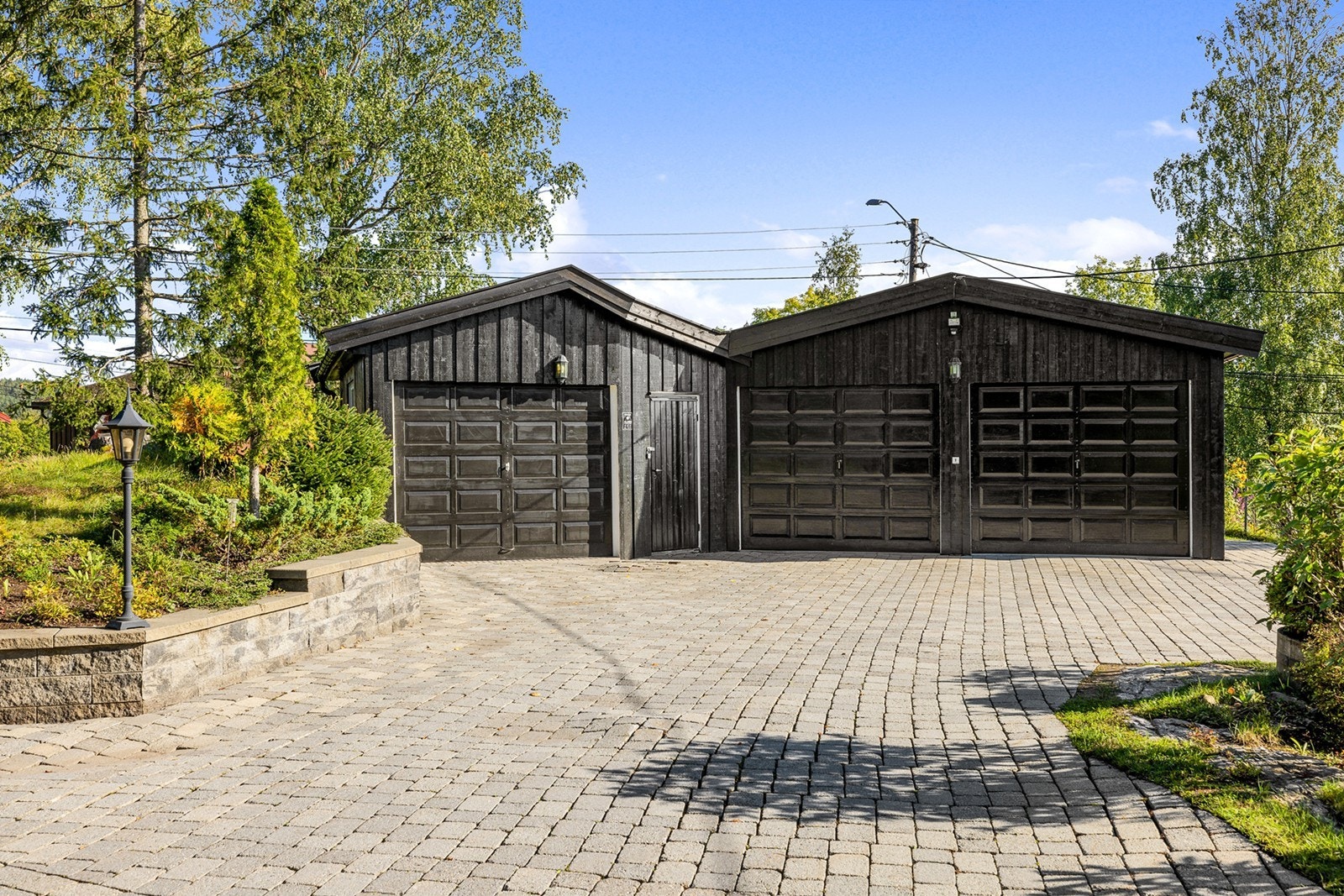 Det er parkering i trippelgarasje. Easee lader er montert i dobbelgarasjen og det er en åpen bod bak garasjen på ca 18 kvm. Galleribilde