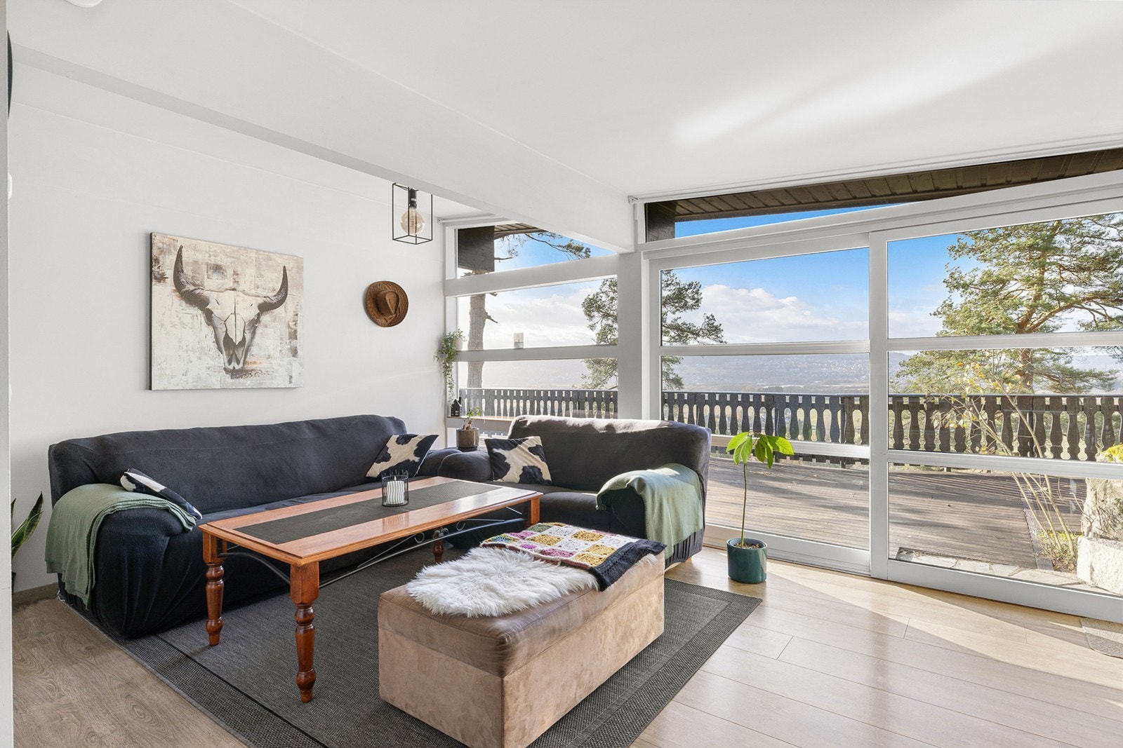 Hyggelig allrom med stue og kjøkken i åpen og sosial løsning. En stor skyvedør fører ut til en balkong med flott utsikt. Denne leiligheten har to soverom. Galleribilde