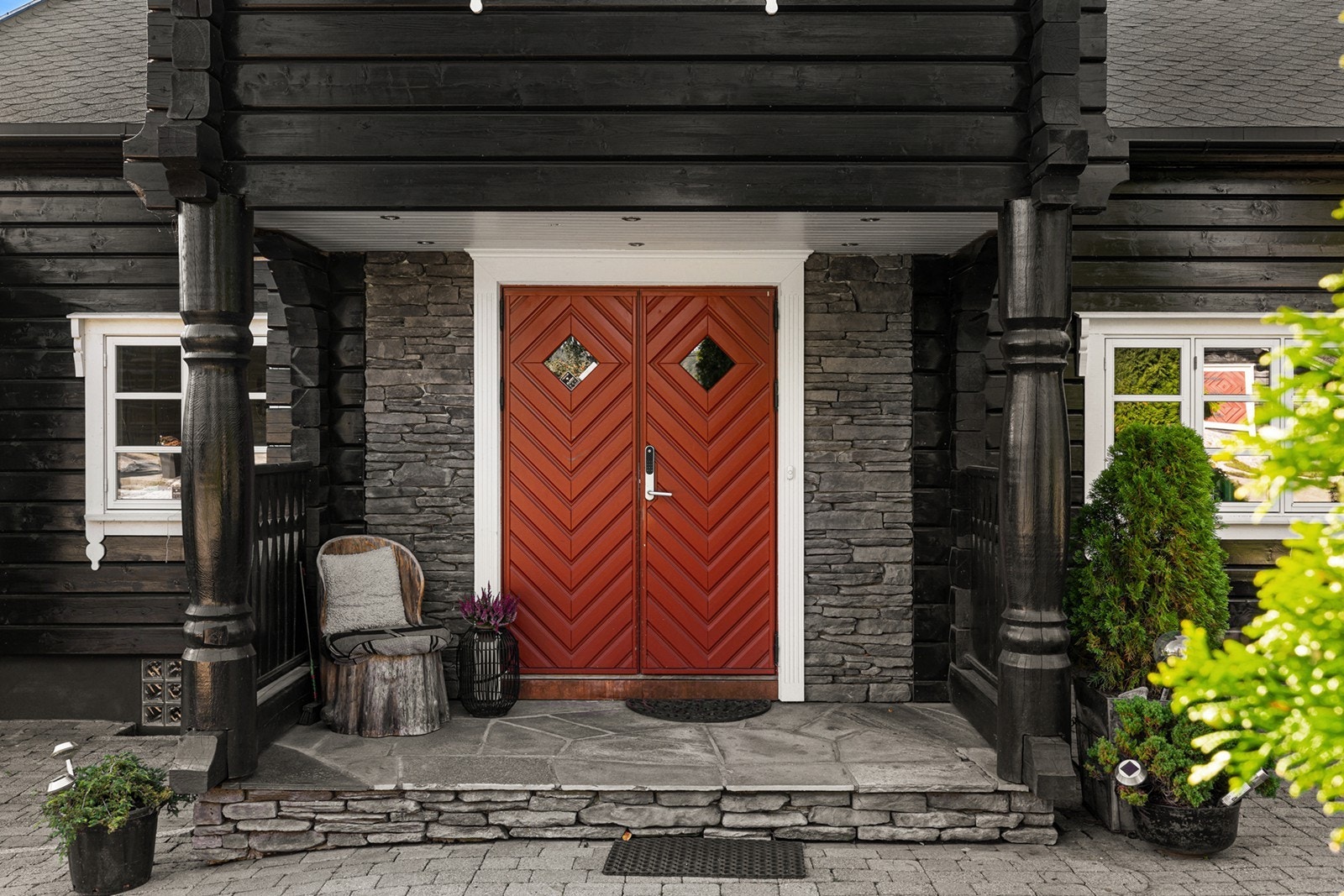 Boligen har et flott overbygd inngangsparti med skiferplatå, og en to-fløyet ytterdør med glassfelt. Galleribilde