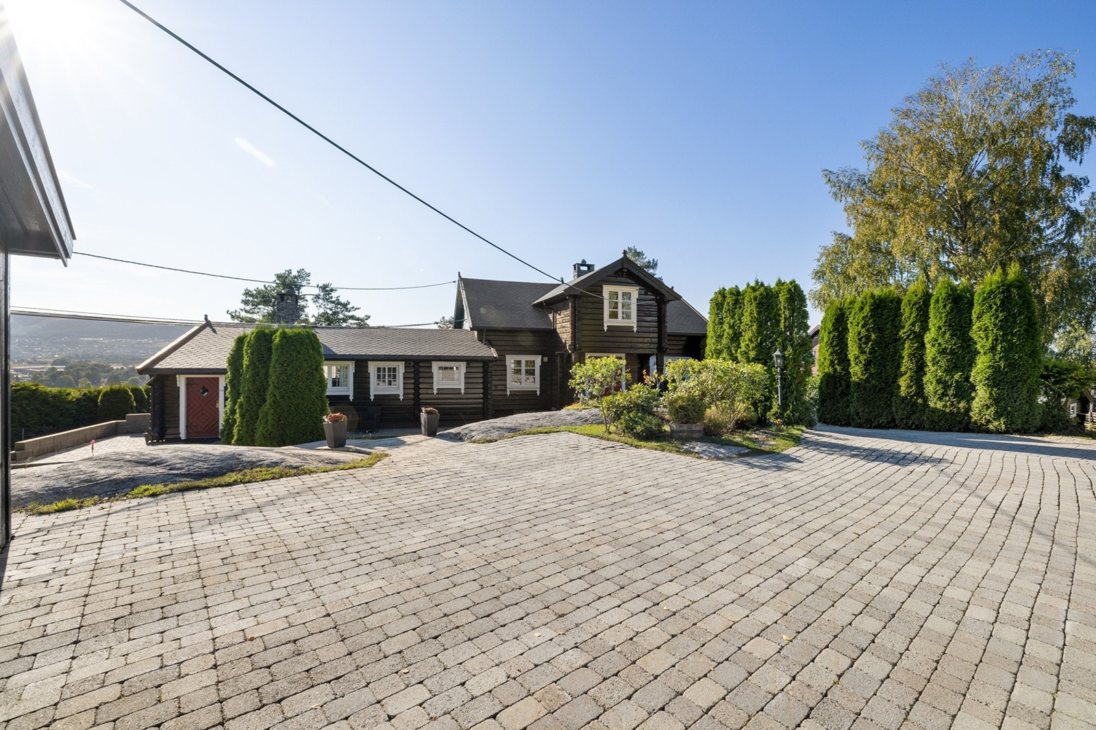 Eiendommen har en innkjørsel belagt med belegningsstein - noe som løfter enhver eiendom. Galleribilde