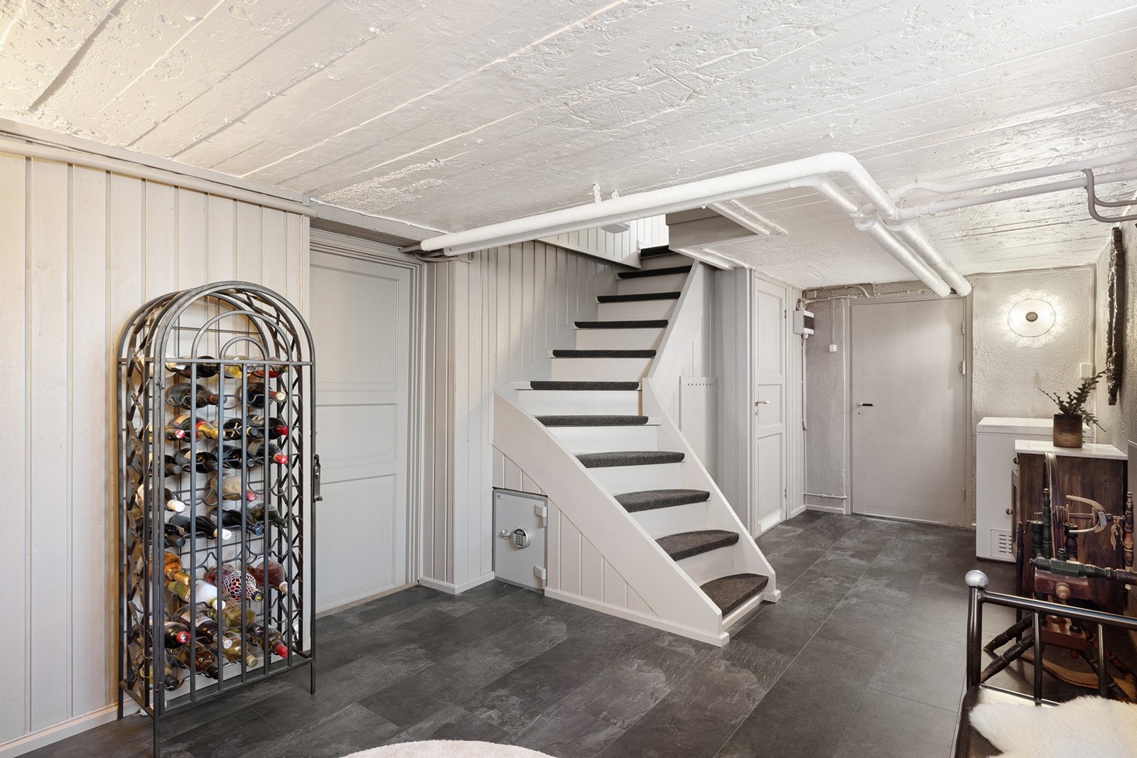 Trappegangen ned til underetasjen - her er det plass til ekstra lagringsplass. Galleribilde