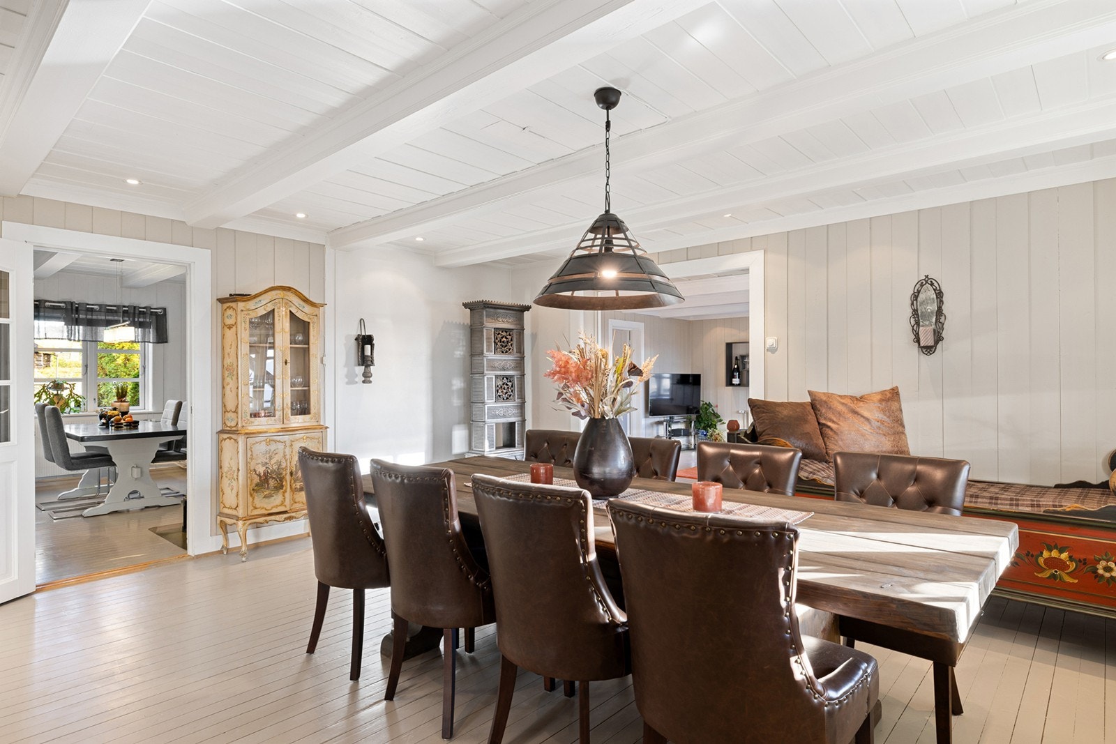 En peisovn er plassert i hjørnet av rommet og varmer godt på kalde høst og vinterdager, dette i tillegg til at den bidrar med kos og hygge. Galleribilde