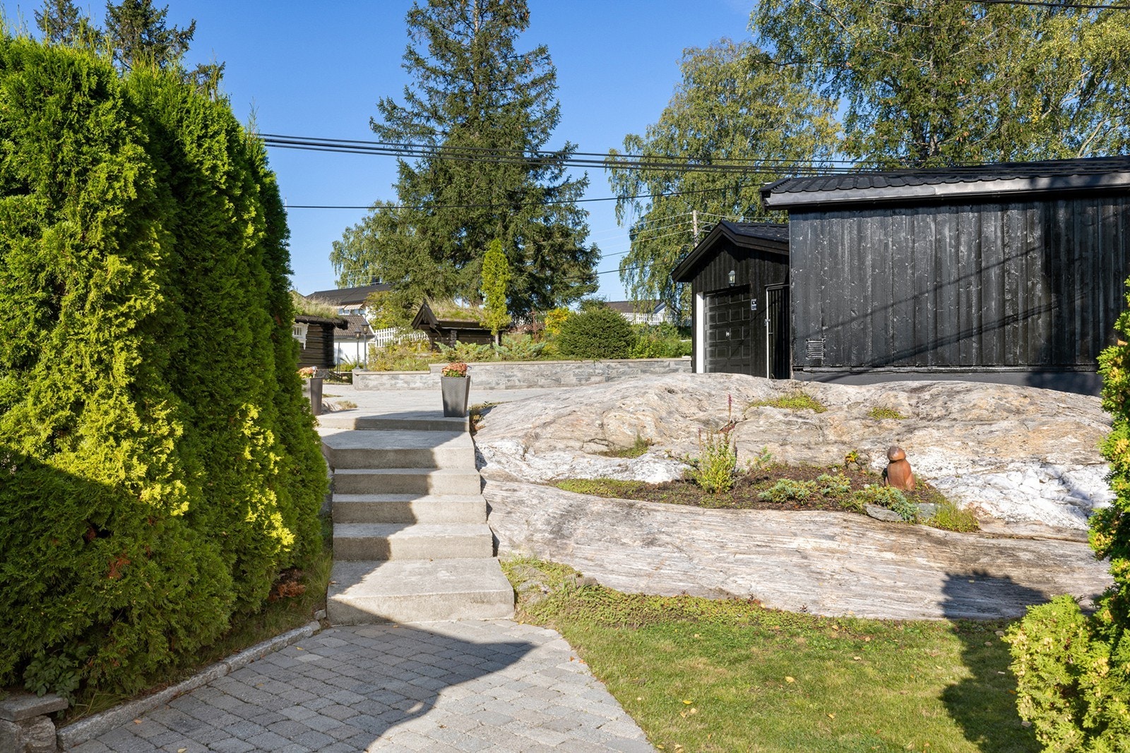 Stein er perfekt for å skape et spennende uterom med ulike soner med f.eks blomster og grønnsaksparseller. Galleribilde