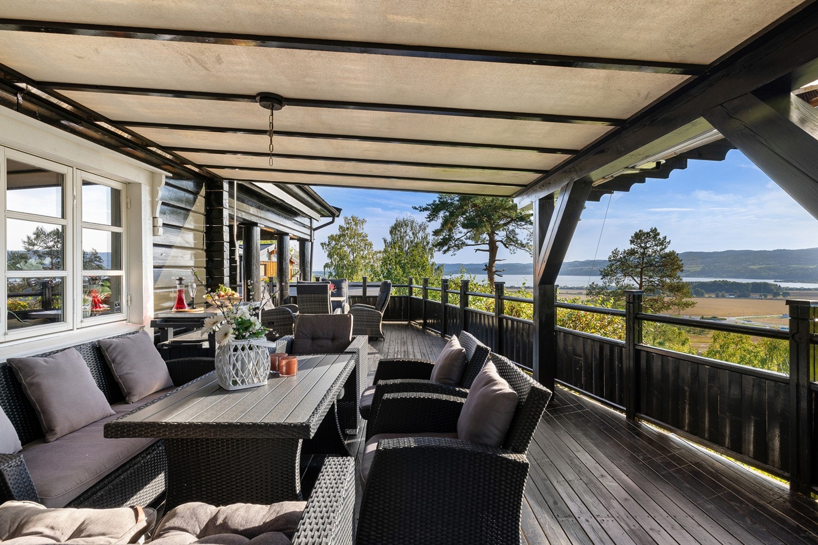 Fra spisestuen er det utgang til en stor terrasse på 47 kvm med flott utsikt mot Øyeren. Galleribilde