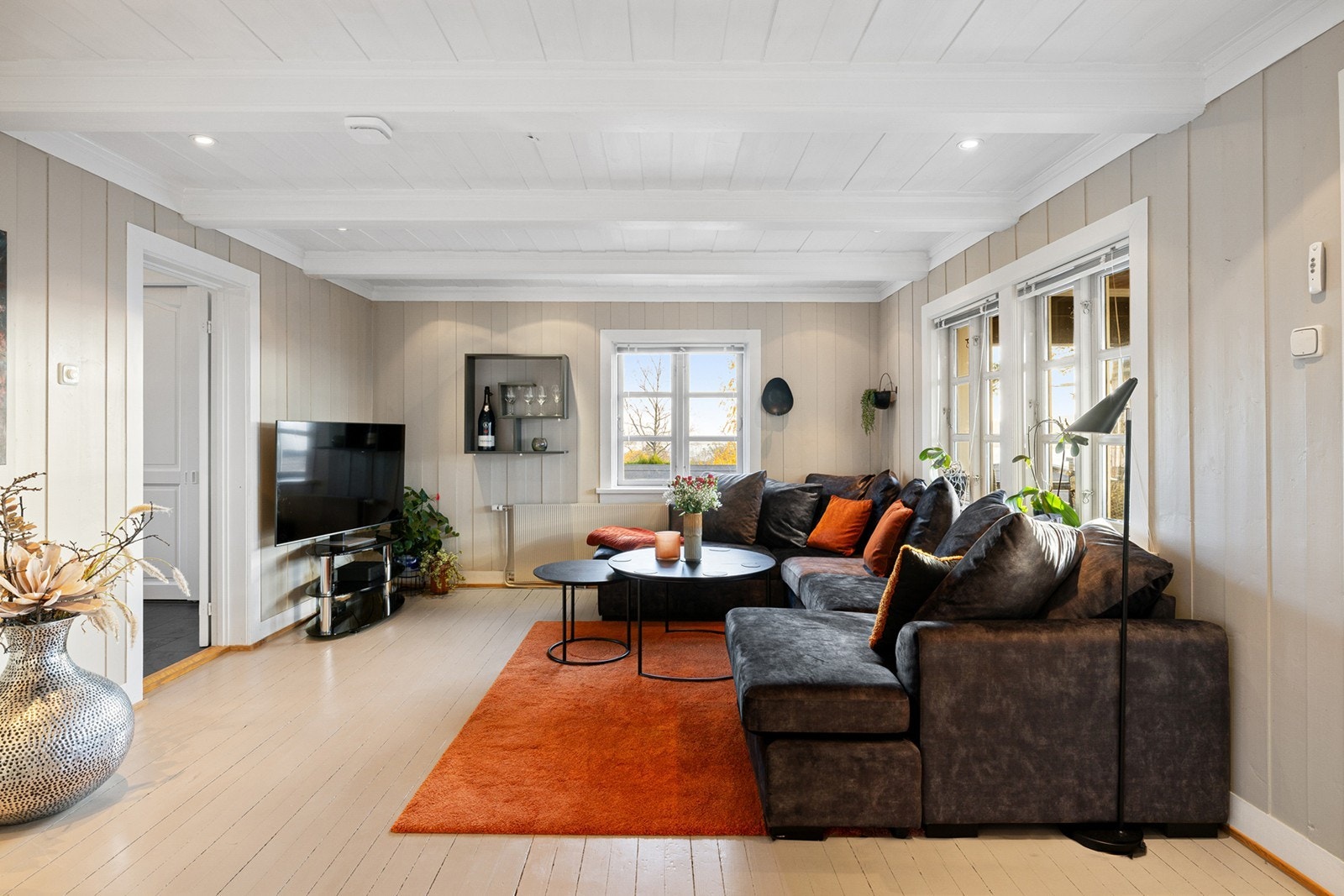 Stuen er et luftig og hyggelig oppholdsrom med gode vindusflater som gir godt med lys. Galleribilde