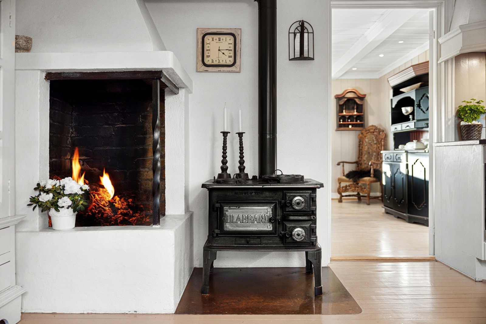 På kjøkkenet ert det etablert ildsted som bidrar til ekstra hyggelig stemning. Galleribilde