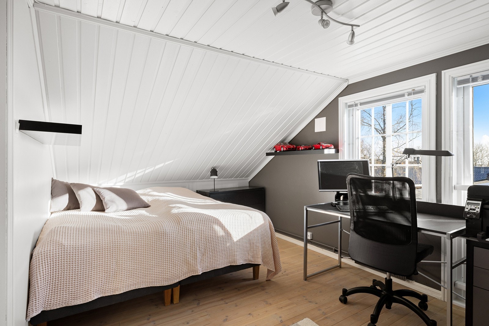 Soverom II med garderobeløsning og god plass til dobbeltseng og diverse møblement. Galleribilde