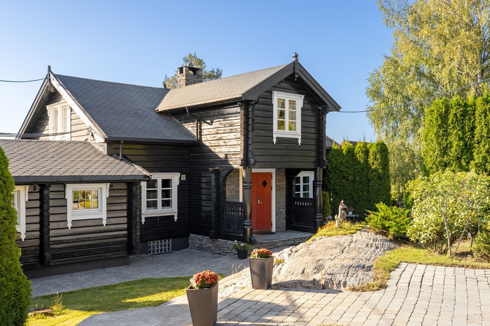 Boligen har svært gode uteområder og tilbyr både hage, balkong og en stor terrasse som er sommerens naturlige samlingspunkt. Galleribilde