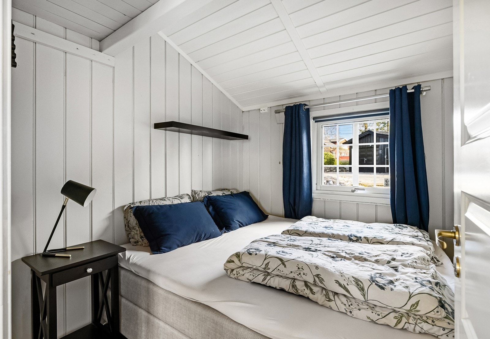 Soverom i utleiedel nr. 1. Merk at det ene soverommet i denne delen er byggemeldt som "bod", og er derfor ikke godkjent rom for varig opphold. Galleribilde