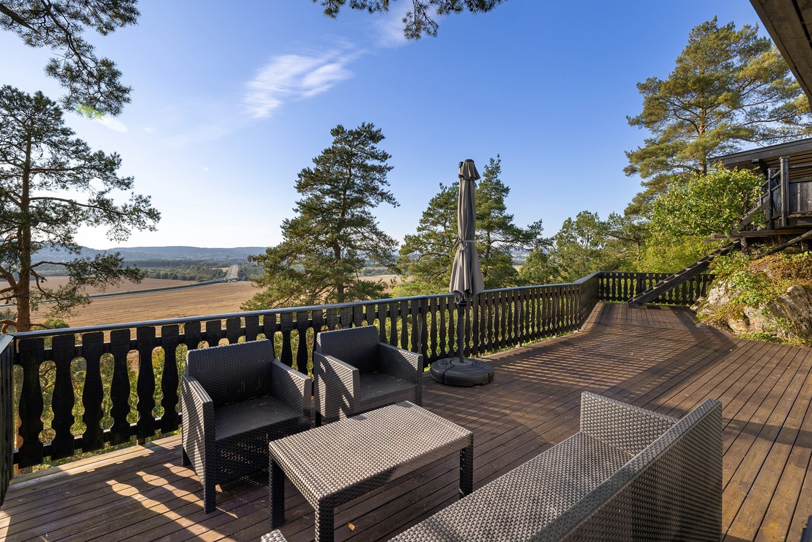 Her er det god plass til sofagruppe, spisebord og grill. Galleribilde