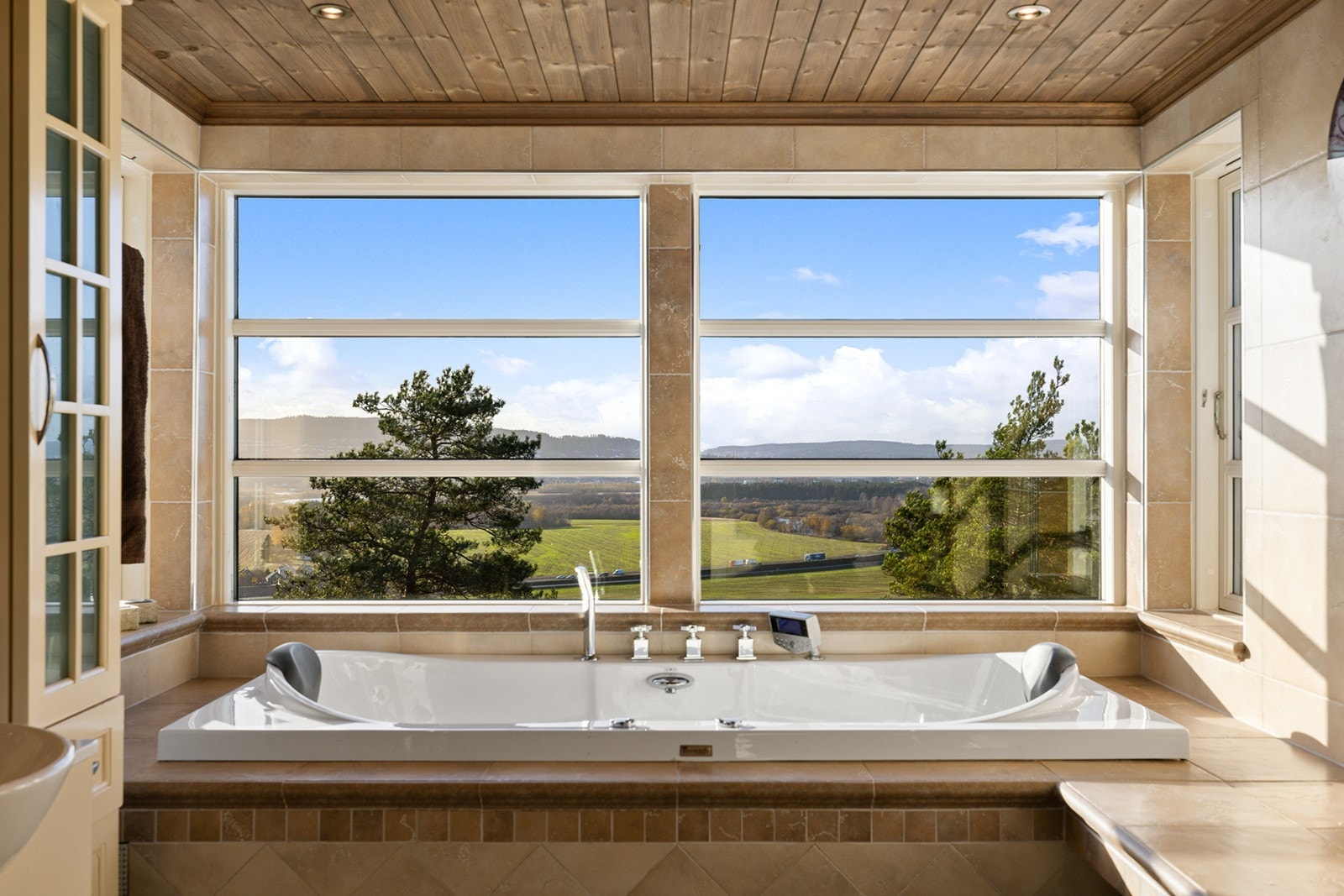 Her er det godt å starte dagen! Et flott bad med innebygd badekar hvor du kan sitte å nyte utsikten. Galleribilde