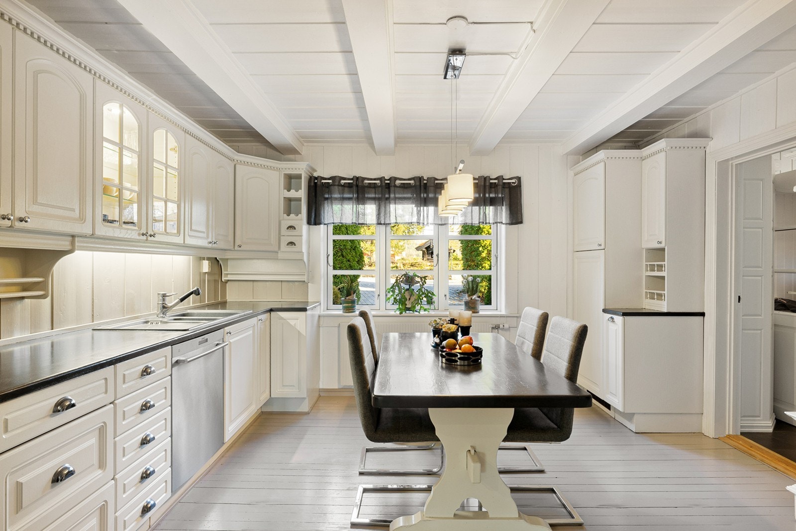 Kjøkkenet er komplett utstyrt med integrert kjøleskap, integrert komfyr og nedfelt platetopp og det er tilkoblet en ventilator over kokeplass. Det er opplegg for oppvaskmaskin. Galleribilde