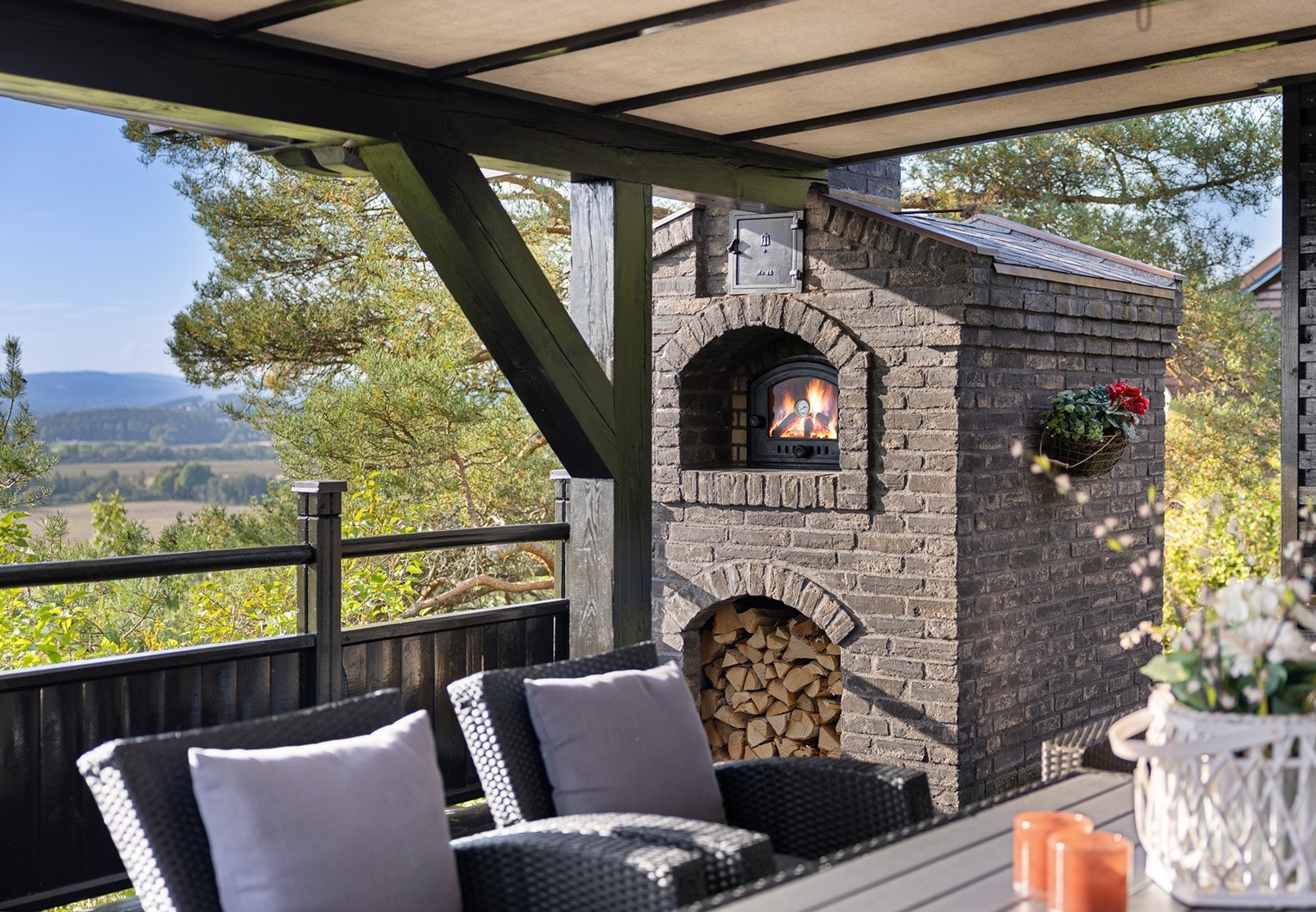 På terrassen er det en bakerovn i stein som kan dekke behovet for både baking og oppvarming. Galleribilde